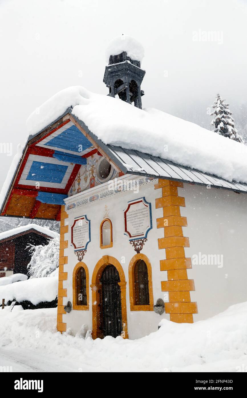 Die barocke Kapelle les Chattrix im Winter. Saint Nicolas de Veroce. Frankreich. Stockfoto