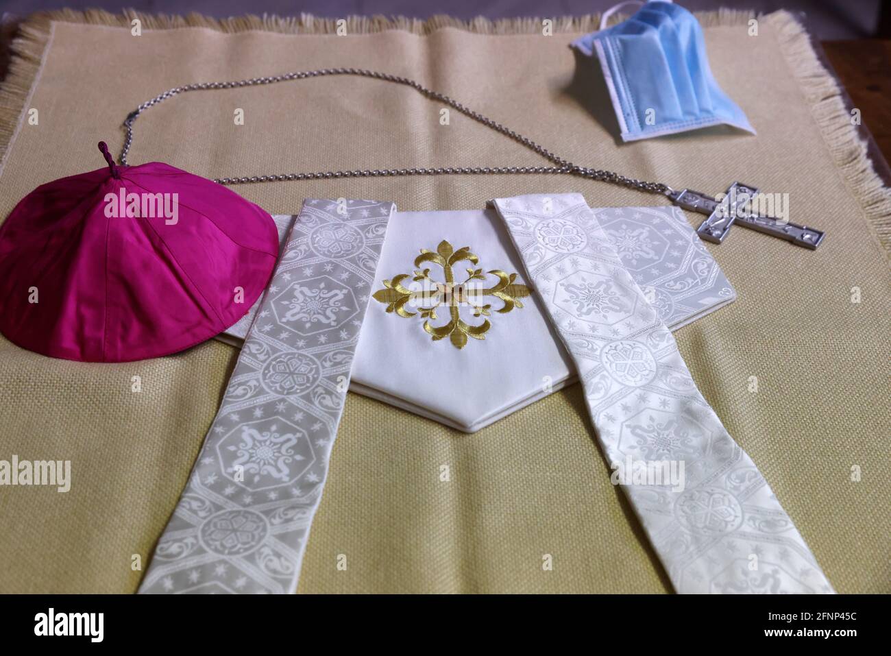 Basilika der Heimsuchung. Sakristei. Mitra, Zucchetto und christliches Kreuz. Annecy. Frankreich. Stockfoto