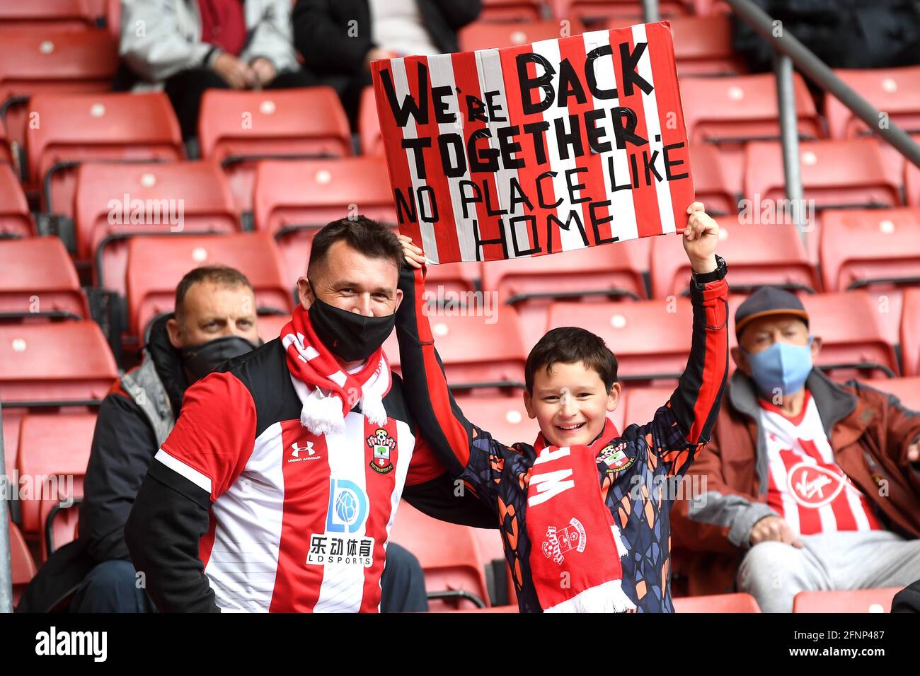 Southampton-Fans posieren für Fotos vor dem Premier League-Spiel im St. Mary's Stadium, Southampton. Bilddatum: Dienstag, 18. Mai 2021. Stockfoto