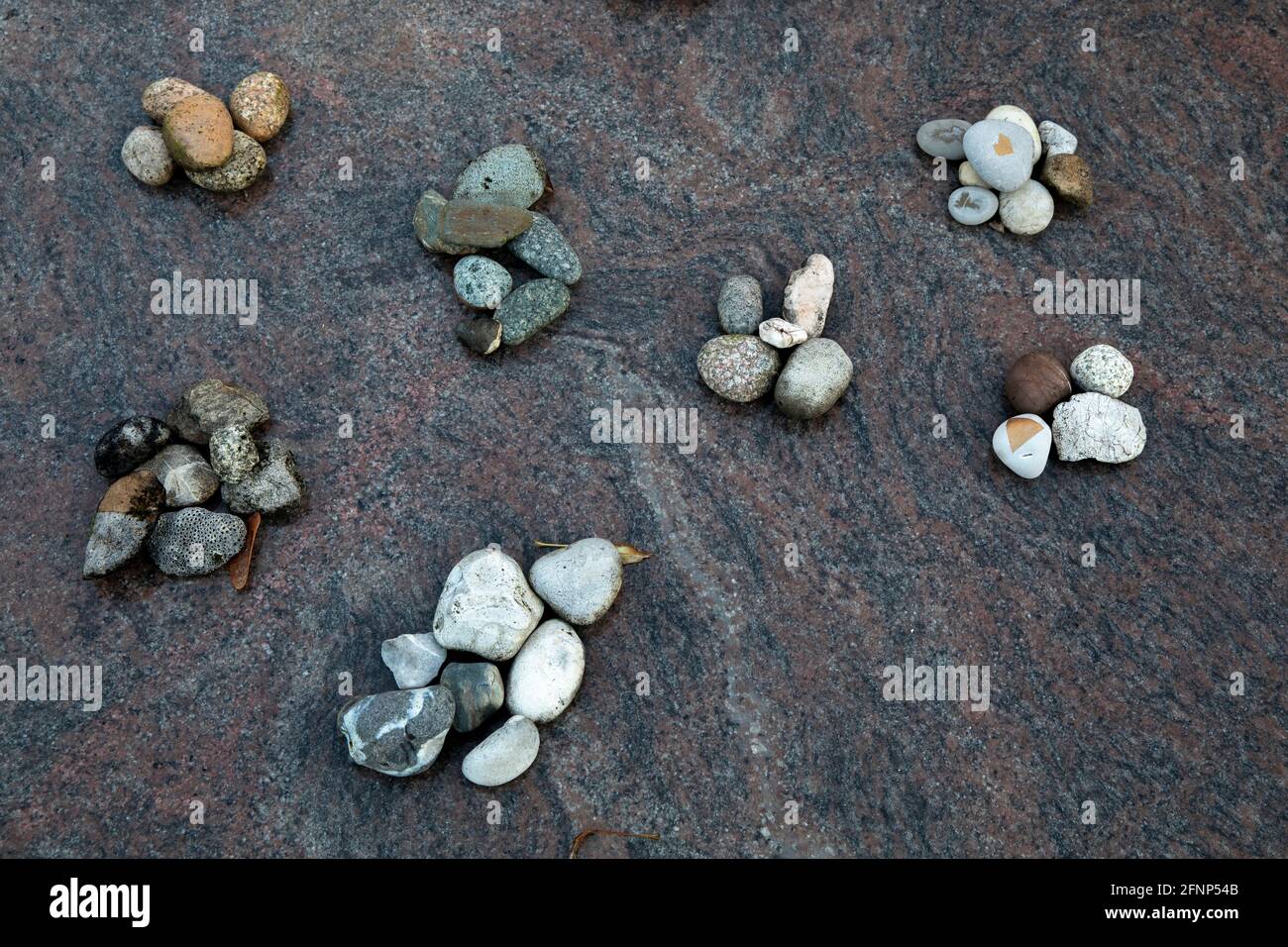 Friedhof Montparnasse (französisch: cimetiere du Montparnasse), Paris, Frankreich. Steine auf einem jüdischen Grab Stockfoto