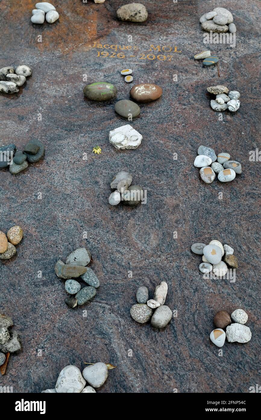 Friedhof Montparnasse (französisch: cimetiere du Montparnasse), Paris, Frankreich. Steine auf einem jüdischen Grab Stockfoto
