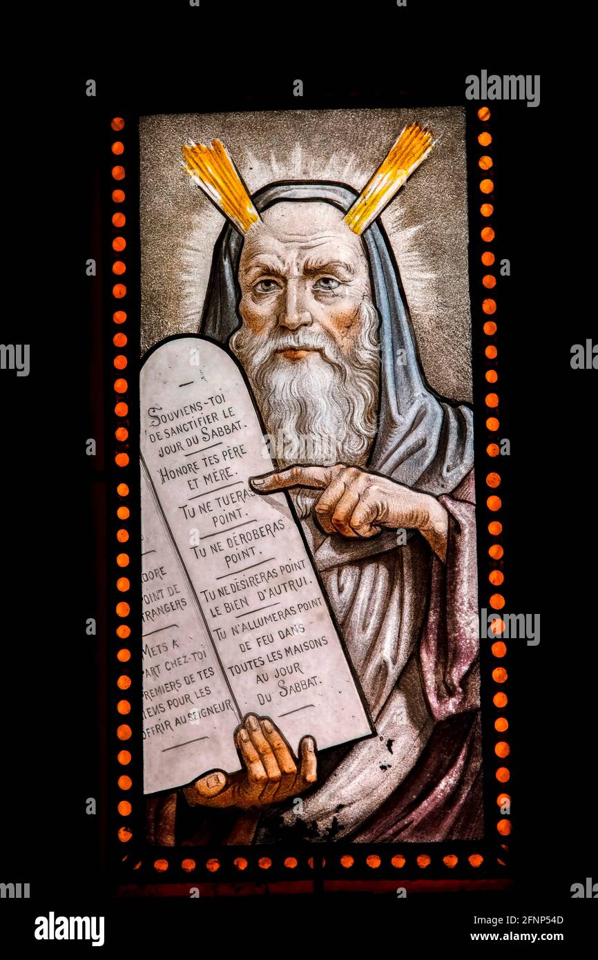 Friedhof Montparnasse (französisch: cimetiere du Montparnasse), Paris, Frankreich. Moses hat Glas auf einem jüdischen Grab gebeizt. Gesetzestafeln, 10 Gebote Stockfoto