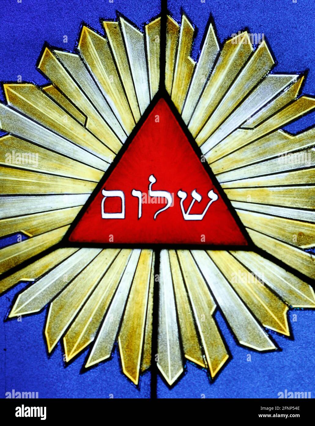 Friedhof Montparnasse (französisch: cimetiere du Montparnasse), Paris, Frankreich. Dreieck Symbol Glasmalerei auf einem jüdischen Grab. Stockfoto