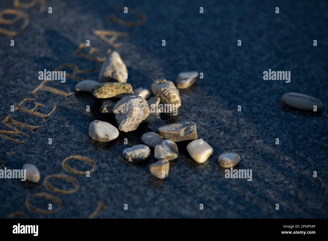 Friedhof Montparnasse (französisch: cimetiere du Montparnasse), Paris, Frankreich. Steine auf einem jüdischen Grab Stockfoto