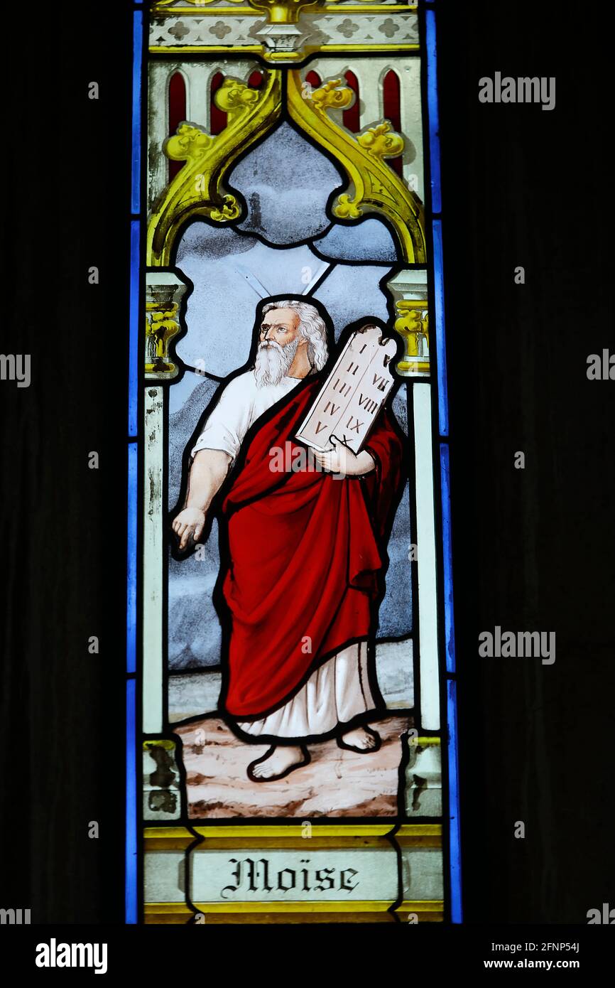 Friedhof Montparnasse (französisch: cimetiere du Montparnasse), Paris, Frankreich. Moses hat Glas auf einem jüdischen Grab gebeizt. Stockfoto