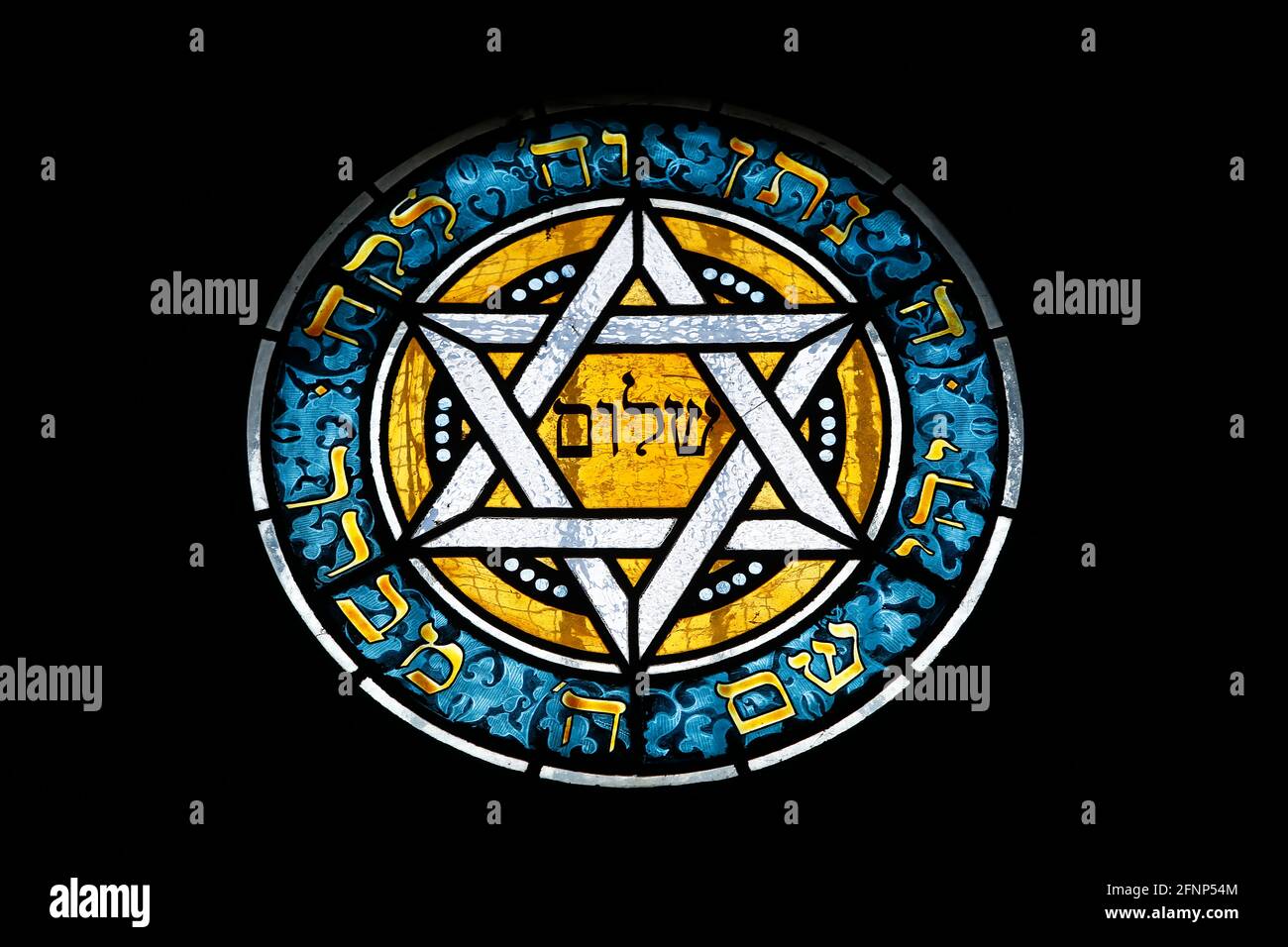 Friedhof Montparnasse (französisch: cimetiere du Montparnasse), Paris, Frankreich. Davidstern hat Glasmalerei auf einem jüdischen Grab. Stockfoto