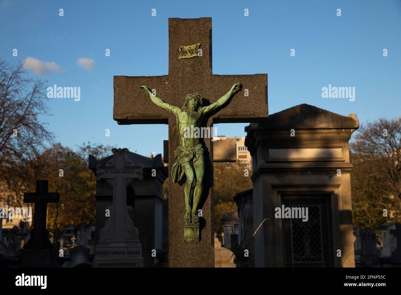 Friedhof Montparnasse (französisch: cimetiere du Montparnasse), Paris, Frankreich. Kreuz Stockfoto