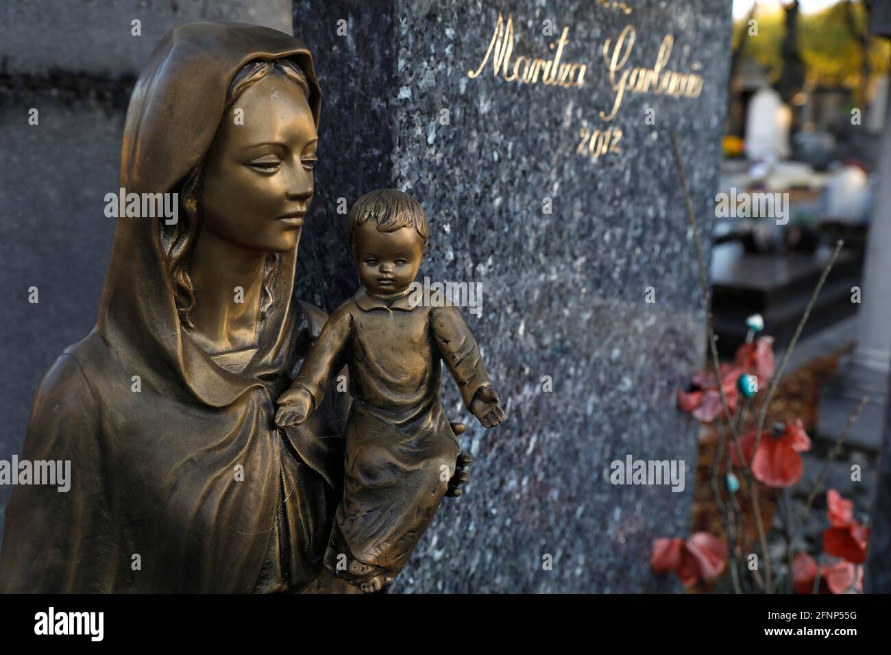 Friedhof Montparnasse (französisch: cimetiere du Montparnasse), Paris, Frankreich. Detail einer Jungfrau und einer Kinderstatue Stockfoto