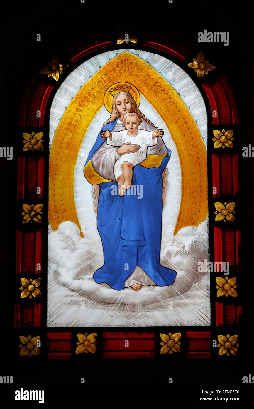 Friedhof Montparnasse (französisch: cimetiere du Montparnasse), Paris, Frankreich. Jungfrau und Kind Glasmalerei auf einem Grab. Stockfoto