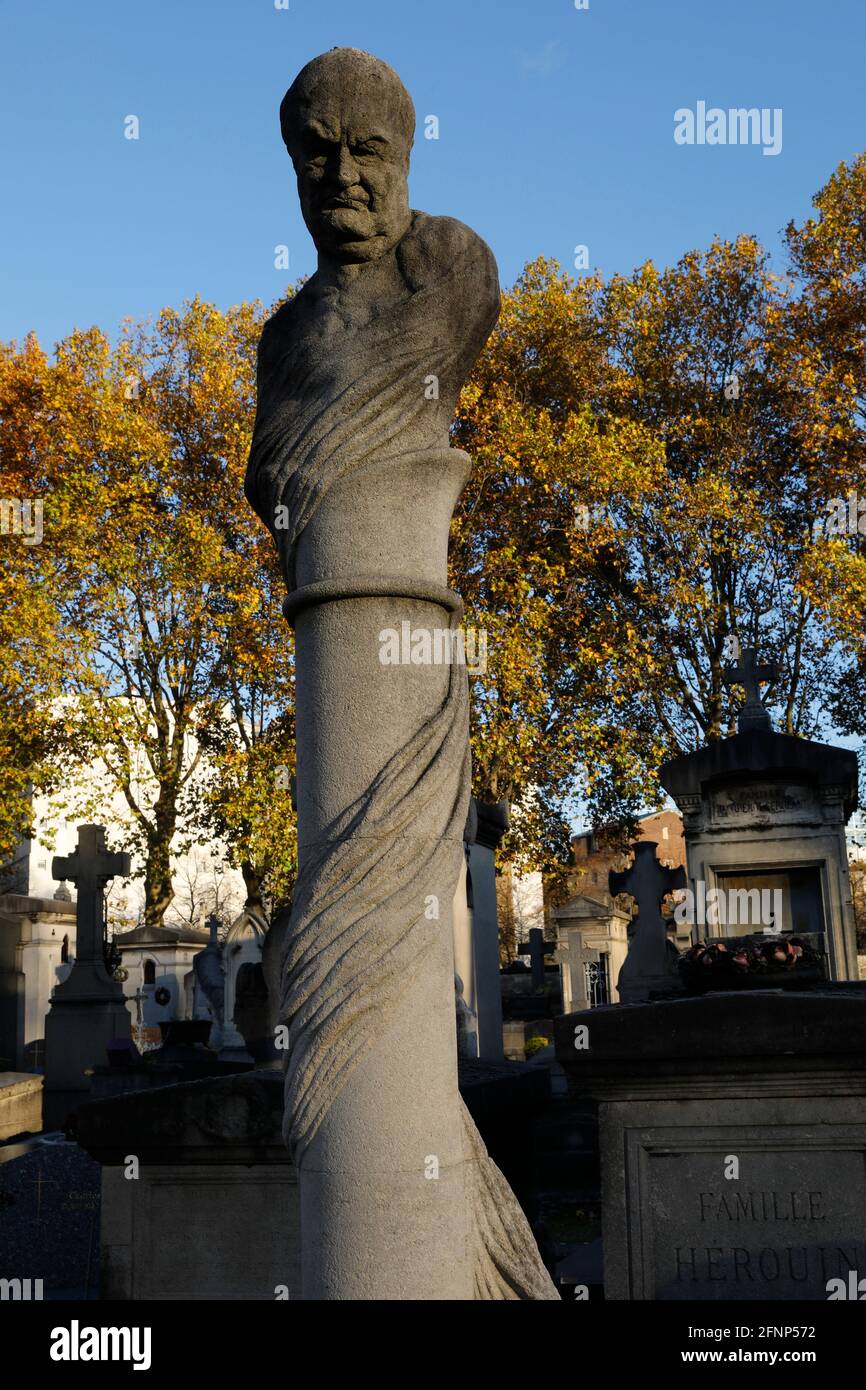 Friedhof Montparnasse (französisch: cimetiere du Montparnasse), Paris, Frankreich. Skulptur, die den Schriftsteller und Kritiker Charles Augustin Sainte-Beuve mit fo Stockfoto