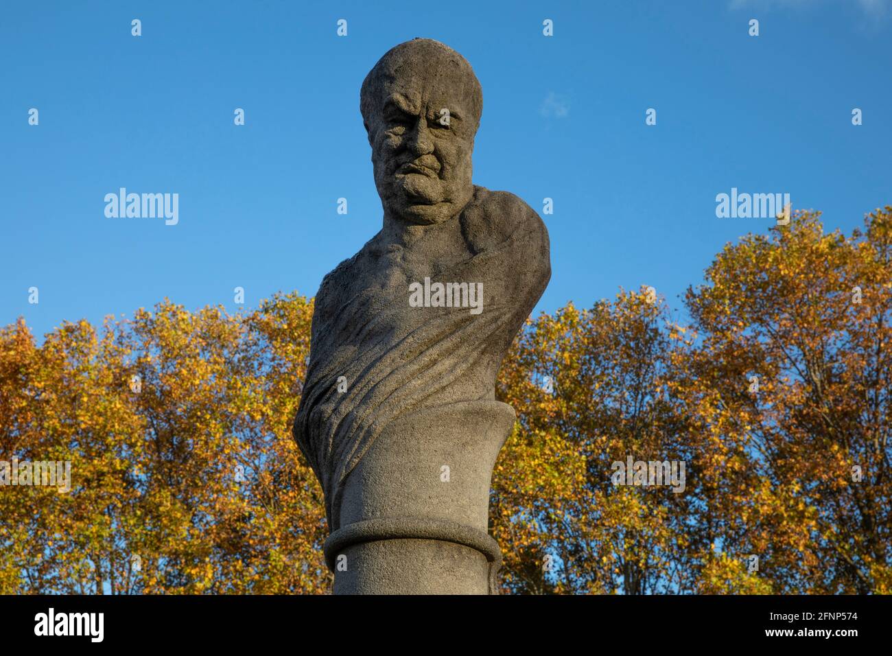 Friedhof Montparnasse (französisch: cimetiere du Montparnasse), Paris, Frankreich. Skulptur, die den Schriftsteller und Kritiker Charles Augustin Sainte-Beuve mit fo Stockfoto