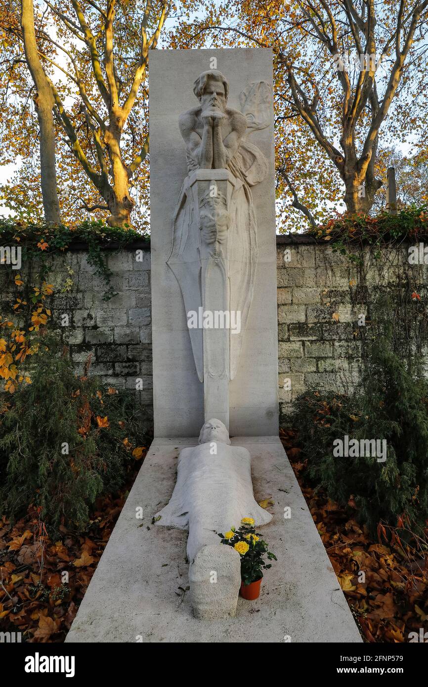 Friedhof Montparnasse (französisch: cimetiere du Montparnasse), Paris, Frankreich. Das Baudelaire-Kenotaph Stockfoto