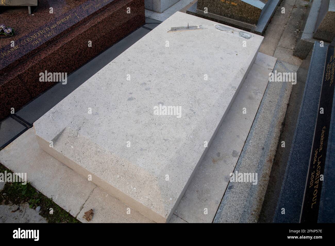 Friedhof Montparnasse (französisch: cimetiere du Montparnasse), Paris, Frankreich. Man Rays beschädigtes Grab. Stockfoto
