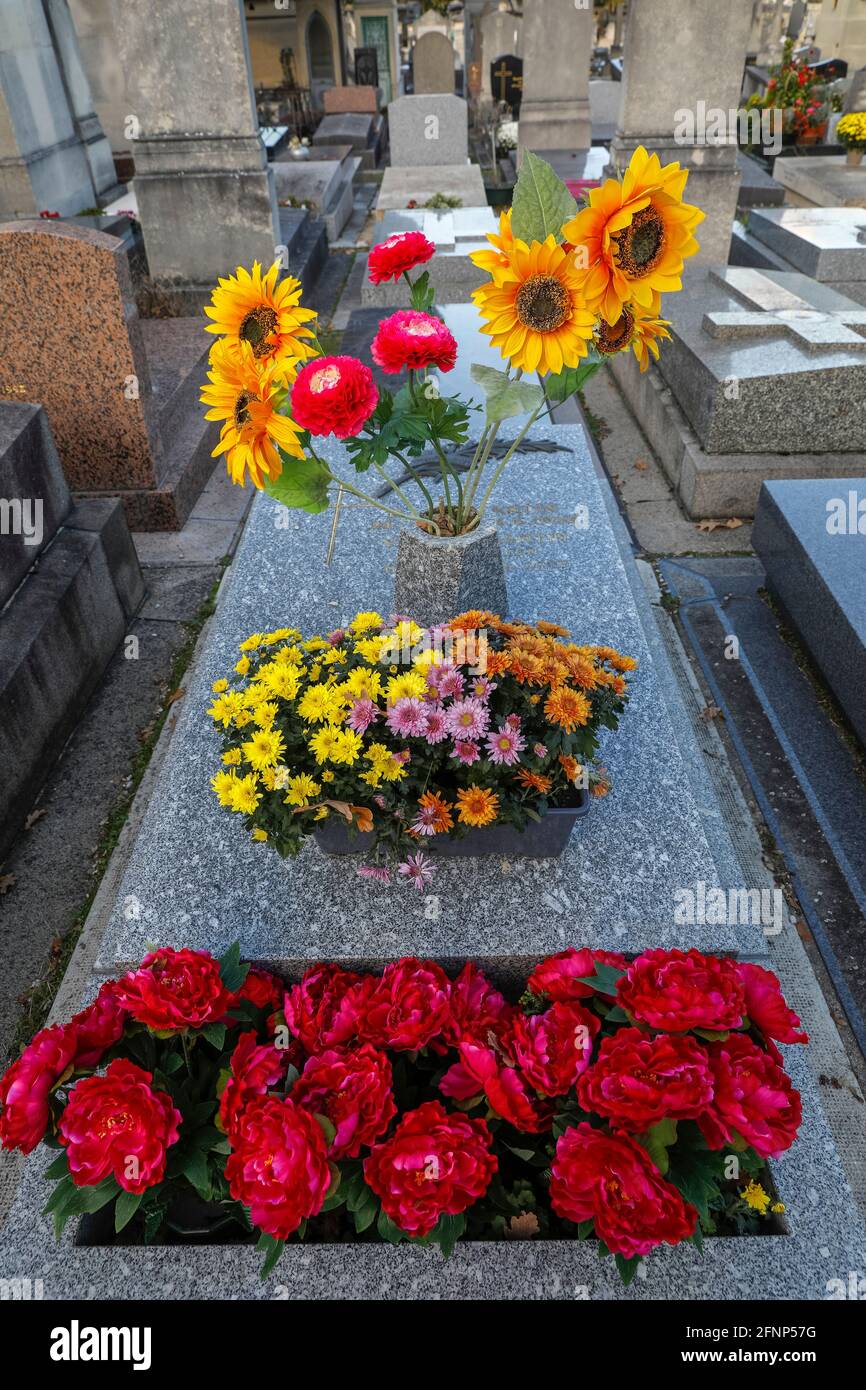 Blumen auf einem Grab auf dem Friedhof Montparnasse (französisch: cimetiere du Montparnasse), Paris, Frankreich Stockfoto