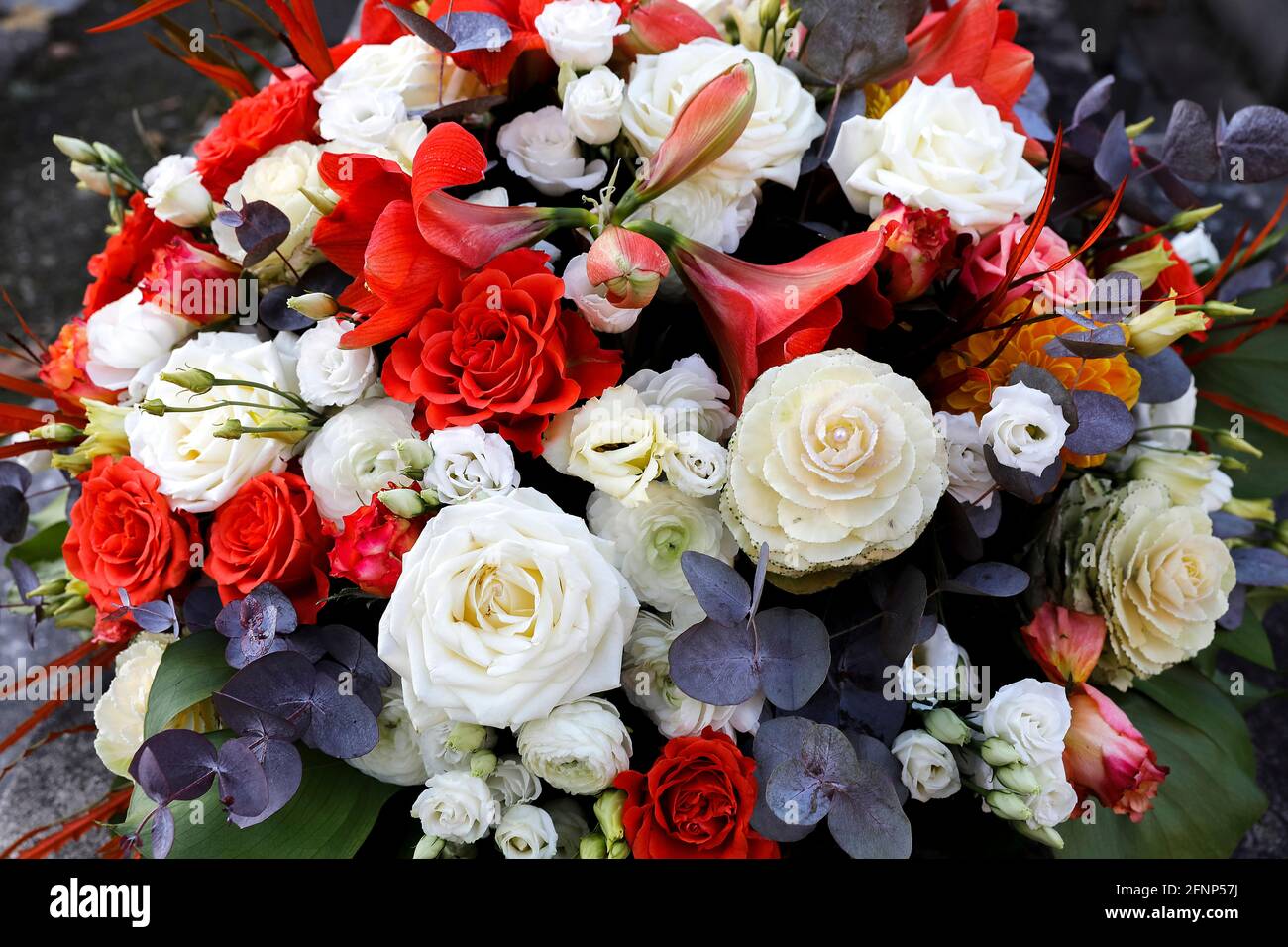 Friedhof Montparnasse (französisch: cimetiere du Montparnasse), Paris, Frankreich. Blumen auf einem Grab Stockfoto