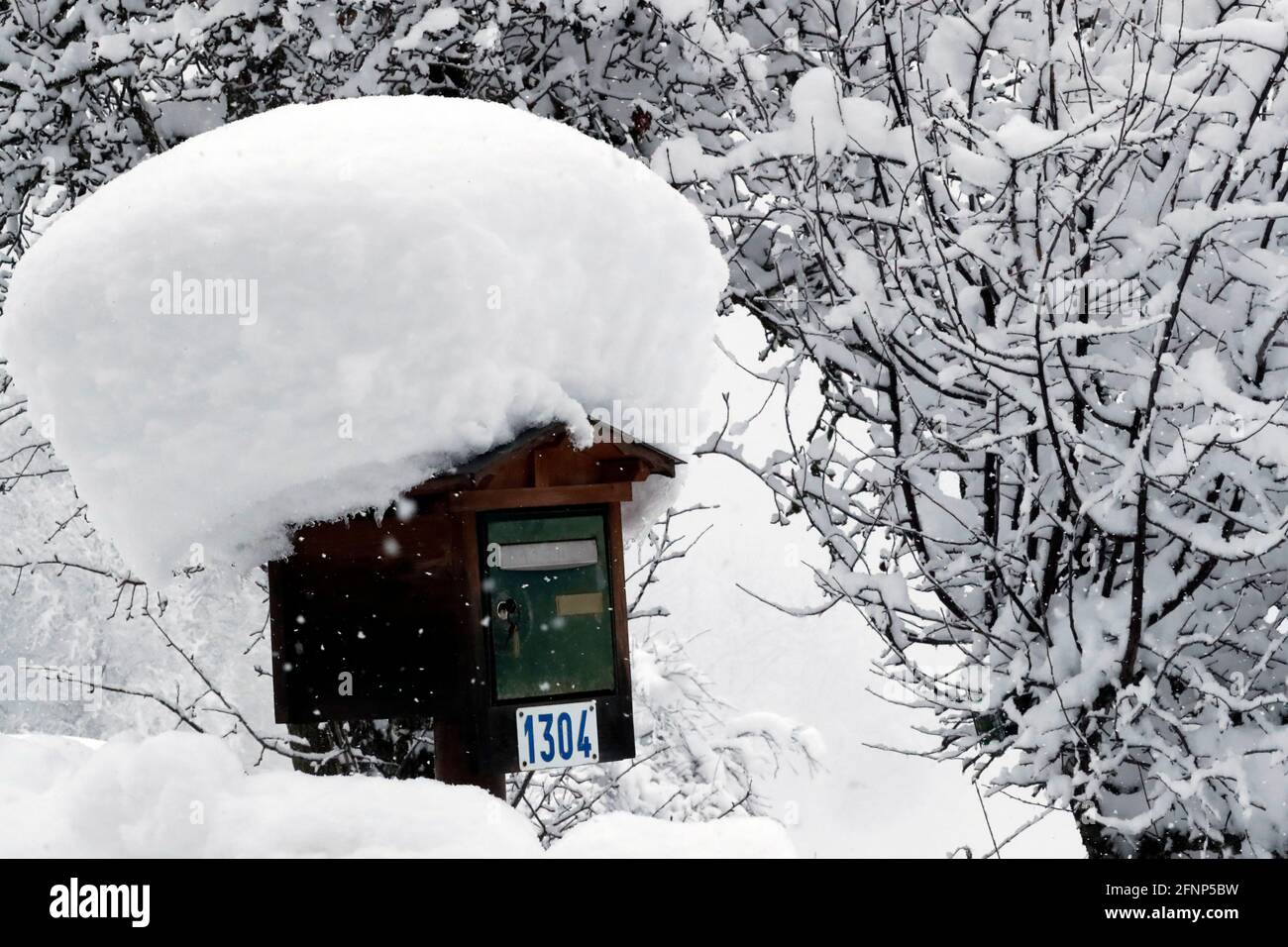 Französische Alpen im Winter. Briefkasten unter Schnee. Saint-Gervais. Frankreich. Stockfoto