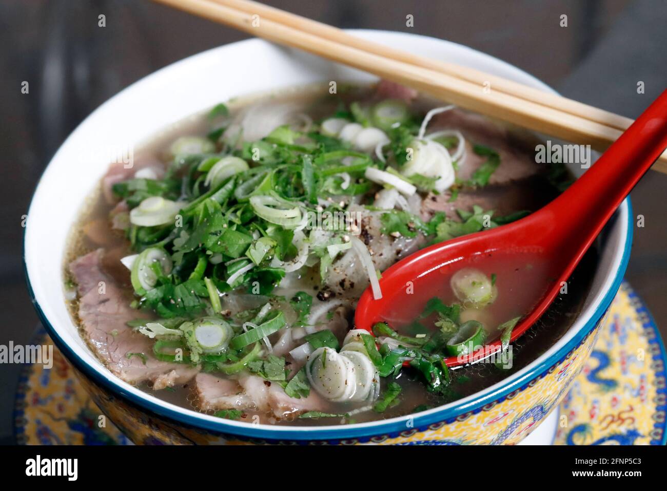 Vietnamesisches Essen. Vietnamesische, würzige geschnittene Rindfleisch- und Nudelsuppe Pho Bo. Frankreich. Stockfoto