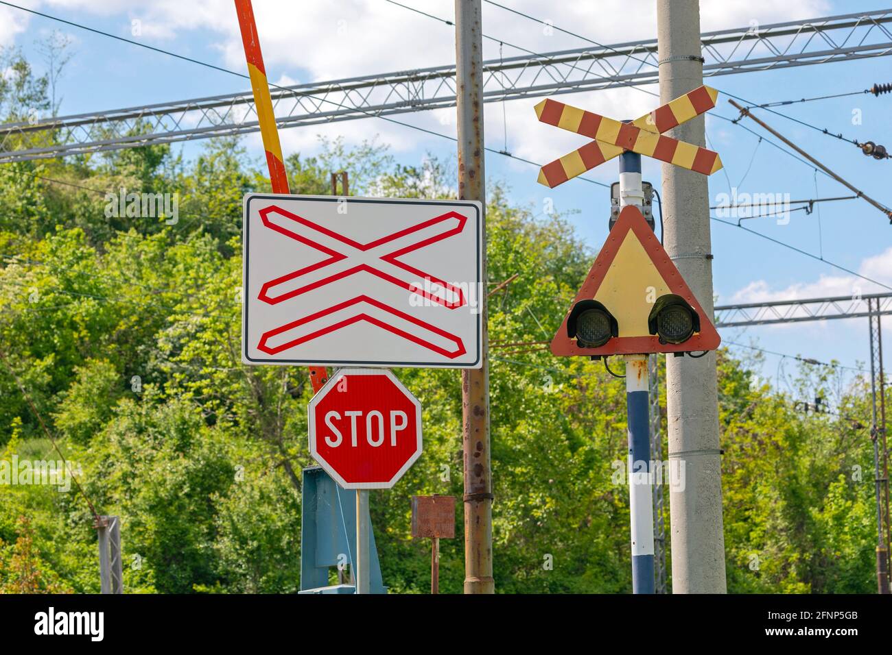 Stoppschild am Bahnübergang Warnung Stockfoto