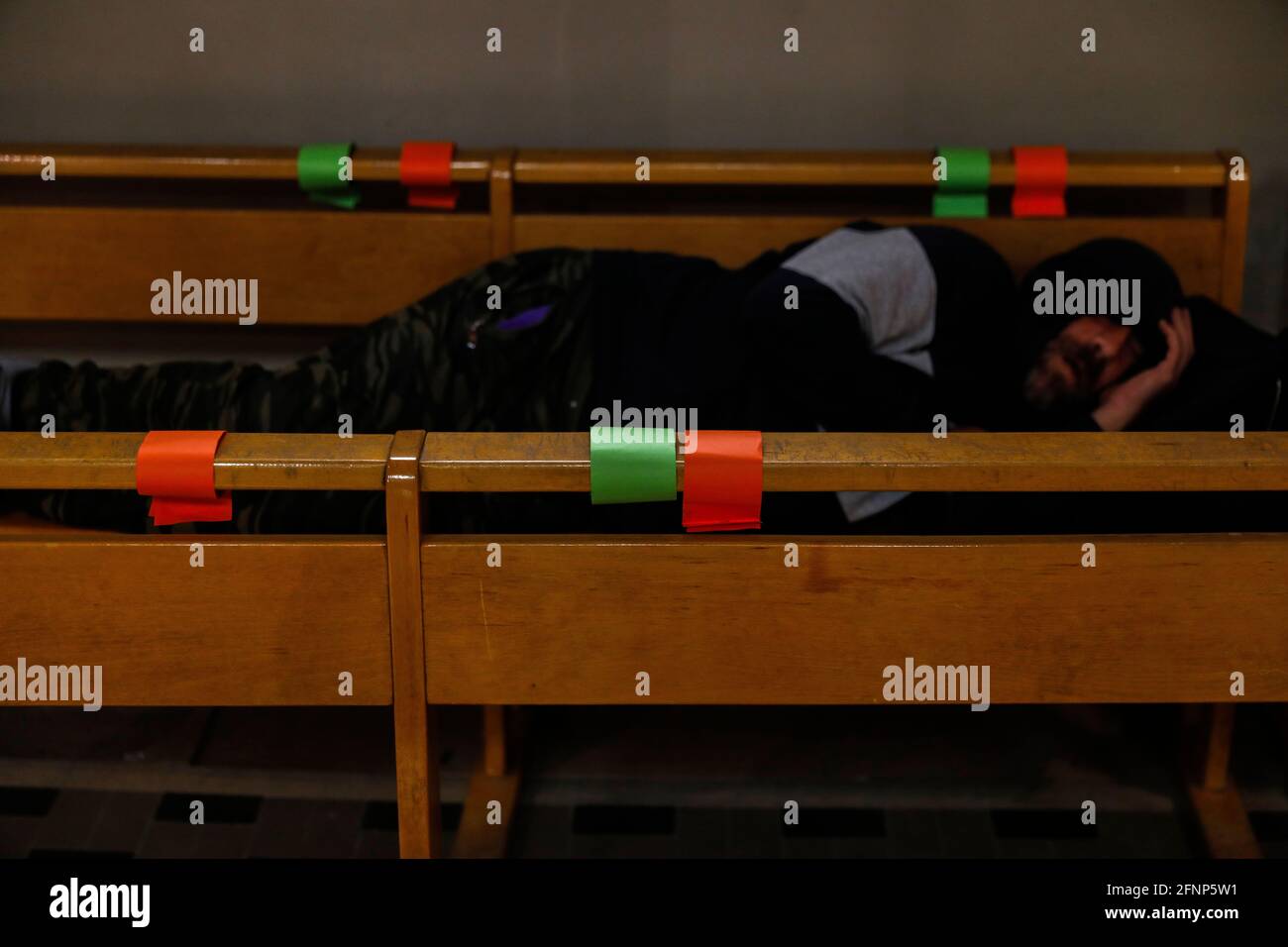 Obdachlose, die in der Kirche Saint Jacques-Saint Christophe de la Villette, Paris, Frankreich, schlafen Stockfoto