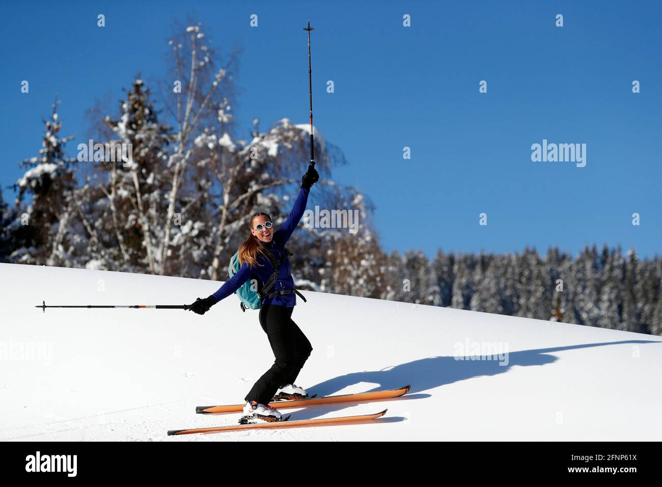 Französische Alpen. Mont-Blanc-Massiv. Frau Skilanglauf bergauf. Frankreich. Stockfoto Französische Alpen. Mont-Blanc-Massiv. Frau Skilanglauf bergauf. Frankreich. Stockfoto