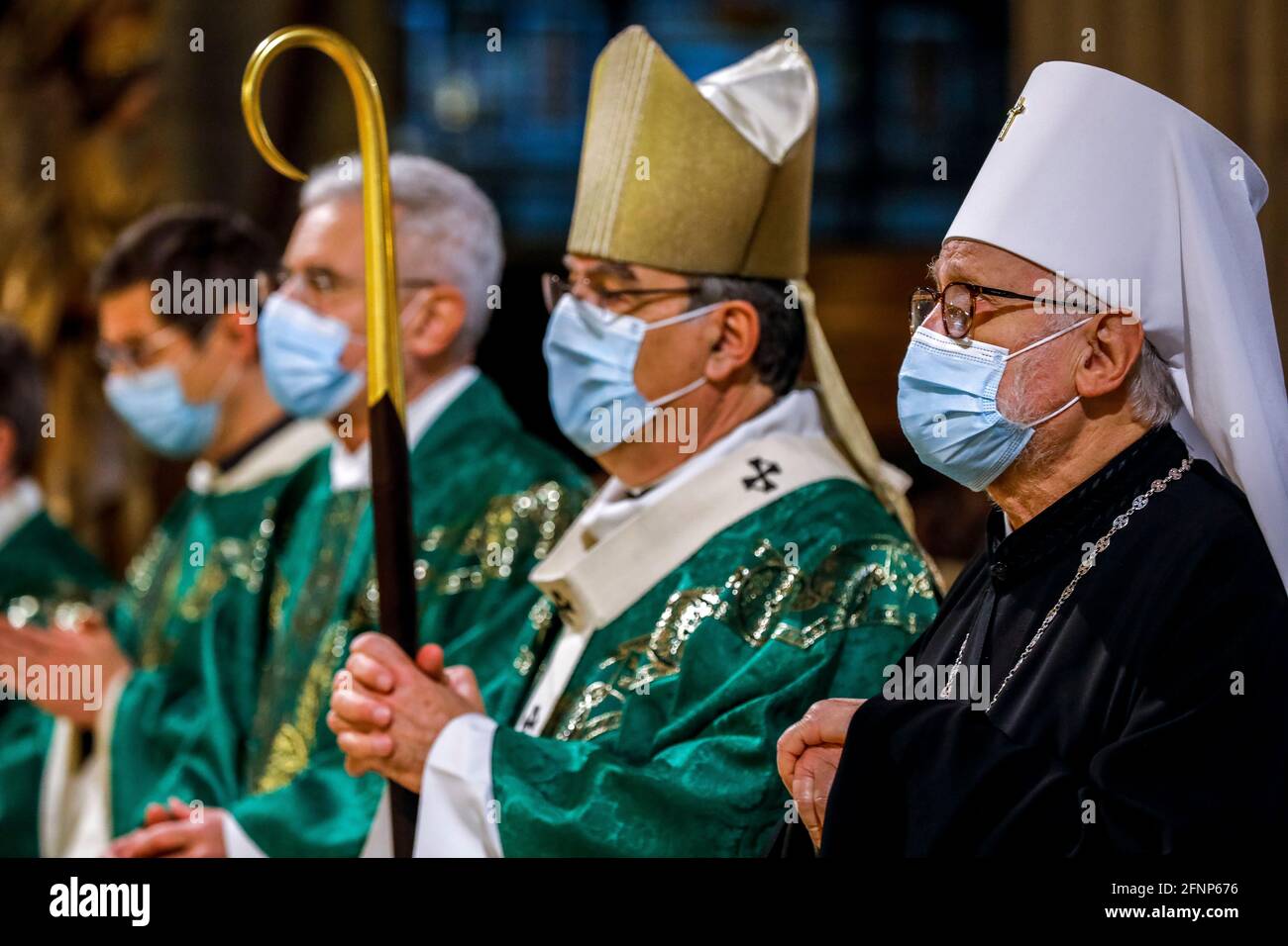 Messe in der katholischen Kirche Saint-Philippe-du-Roule, Paris, Frankreich. Russischer orthodoxer Bischof mit katholischem Klerus. Stockfoto