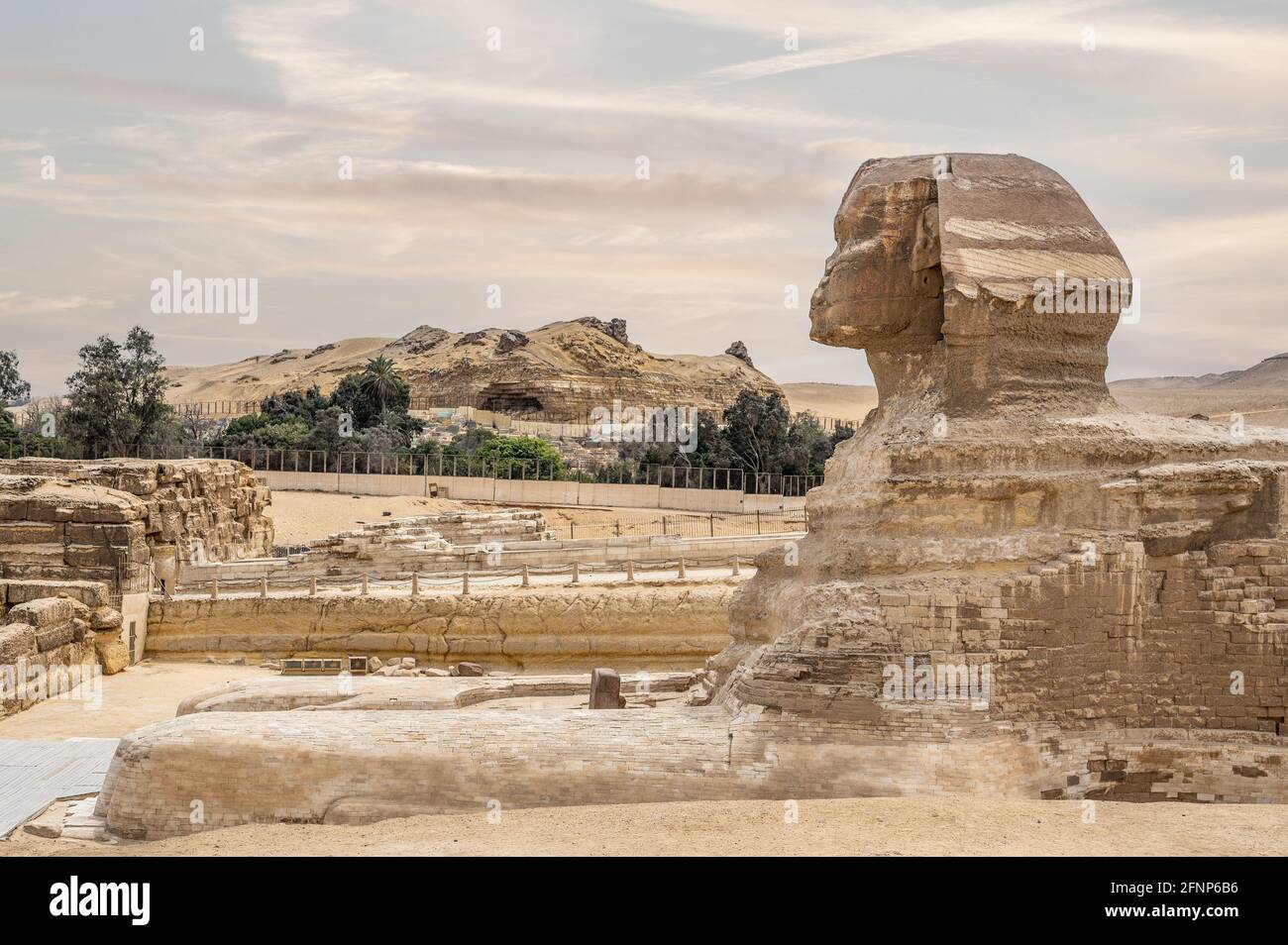 Vollständiges Profil der Großen Sphinx mit Pyramiden von Khepre im Hintergrund an einem bewölkten Himmelstag in Gizeh, Kairo, Ägypten. Keine Menschen. Altägyptisches civ Stockfoto