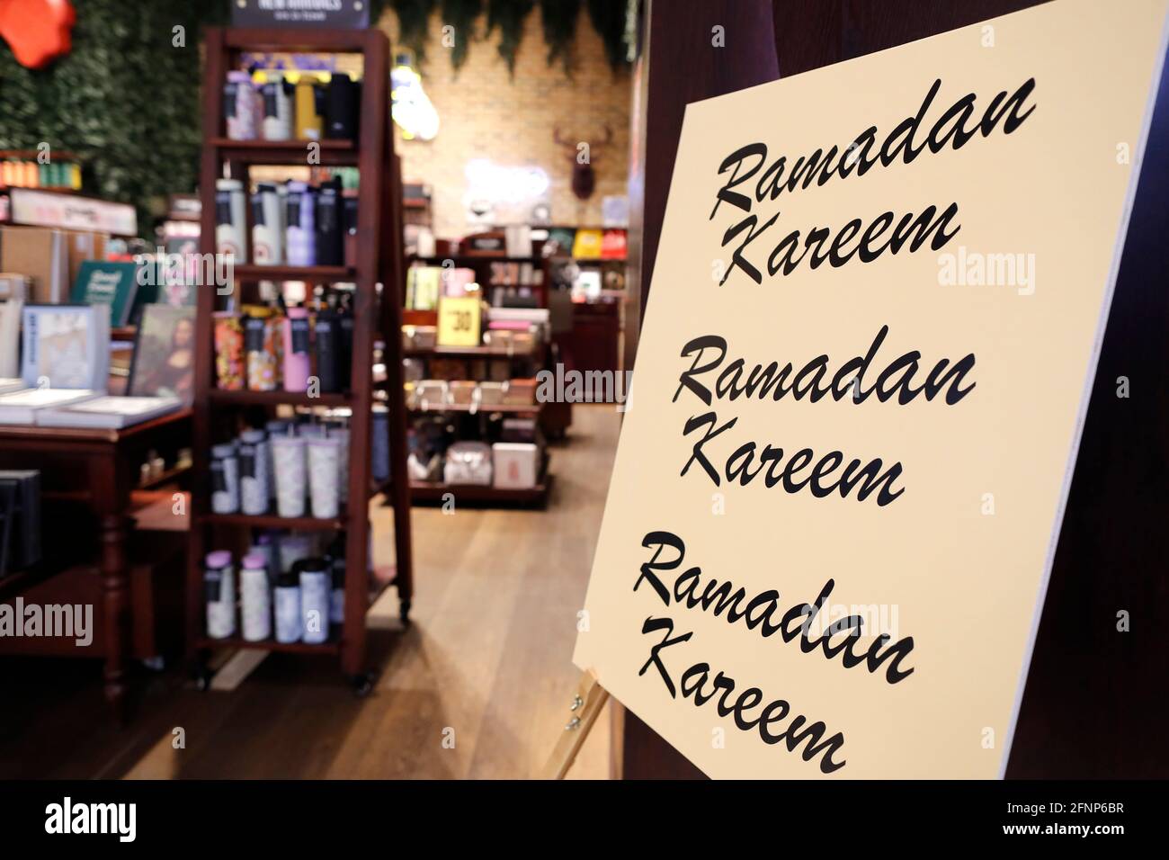 Ramadan Kareem Begrüßung im Laden. Dubai. Vereinigte Arabische Emirate Stockfoto