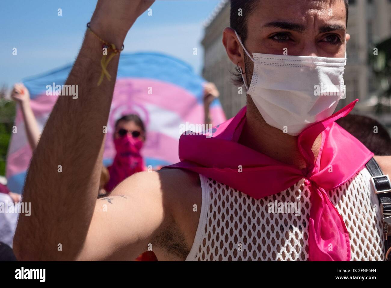 Während des Protestes wird ein Aktivist mit einer Gesichtsmask gesehen, der die Trans-Flaggen hält. Aktivisten der Trans Community protestieren vor dem Abgeordnetenkongress. Die Abstimmung über die Bearbeitung des "transstaatlichen Gesetzes" wird am Dienstag, dem 18. Mai, in der Plenarsitzung des spanischen Kongresses diskutiert. Stockfoto