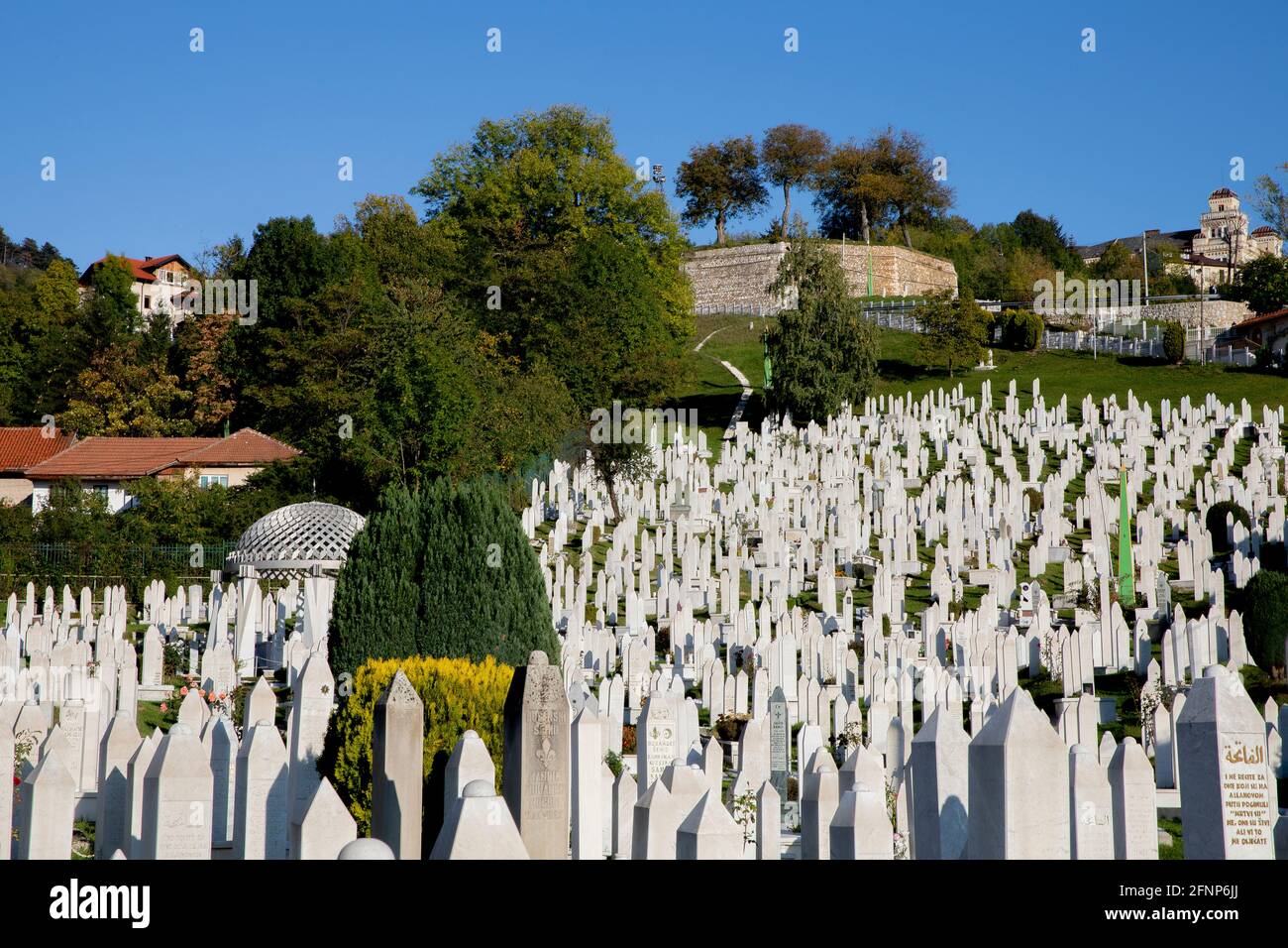 Märtyrer-Gedenkfriedhof Kovaci in Stari Grad, Sarajevo, dem Hauptfriedhof für Soldaten der bosnischen Armee, die während der Aggression getötet wurden Stockfoto