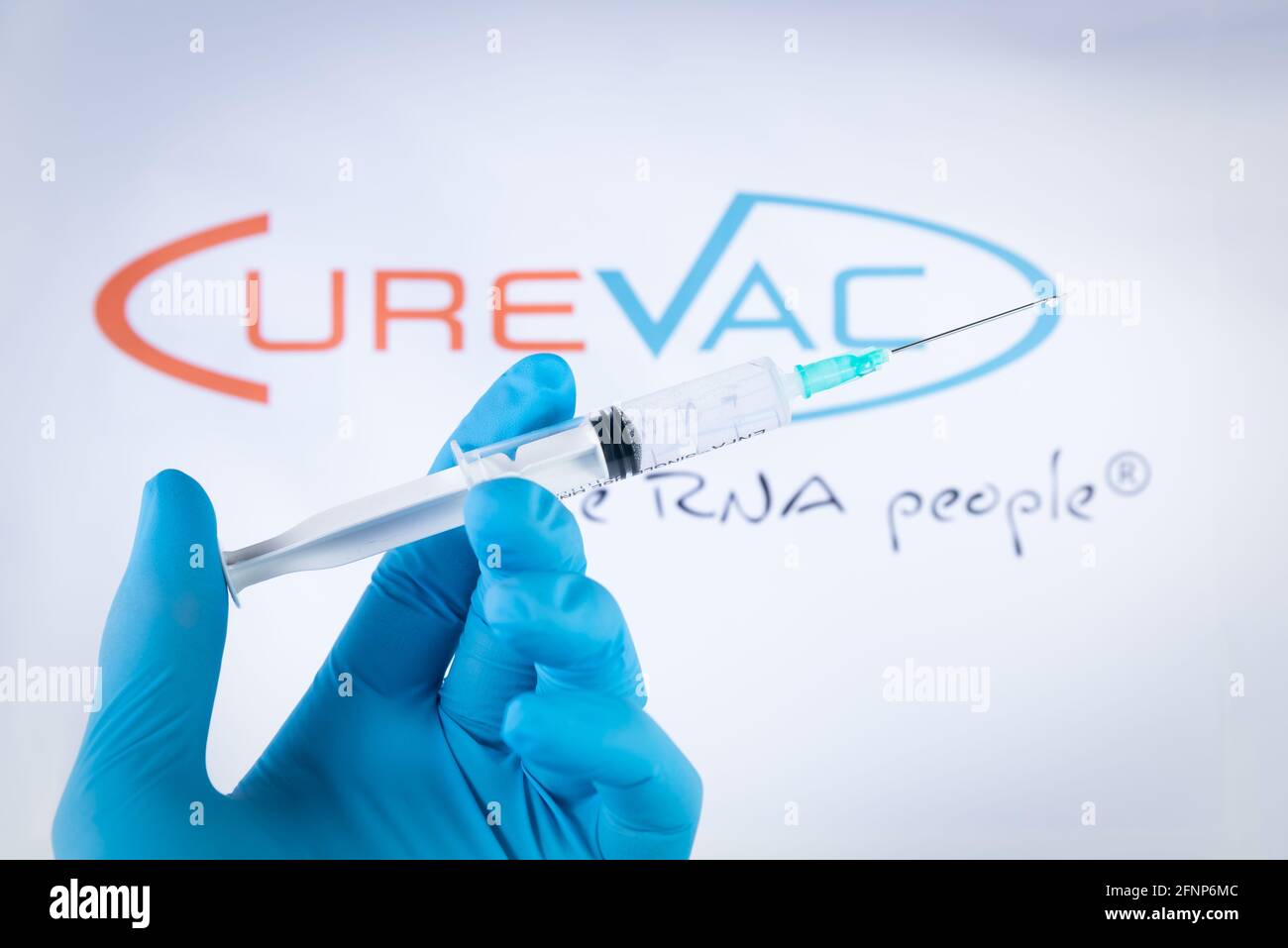 Spanien. Mai 2021. Am 18. Mai 2021 hält eine Hand einen Jab vor dem CureVac-Impflogo in Barcelona, Spanien. CureVac ist ein neuer Covid19-Impfstoff auf RNA-Basis, der in Deutschland hergestellt wurde und sich derzeit in der zweiten Phase der klinischen Studie befindet. (Foto von Davide Bonaldo/Sipa USA) Quelle: SIPA USA/Alamy Live News Stockfoto