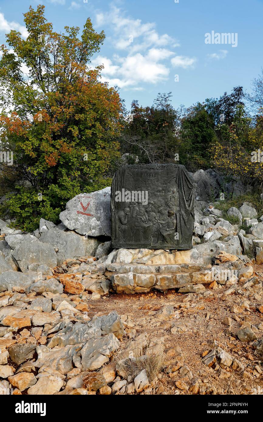 Station des Kreuzes auf dem Pilgerweg auf dem Hügel der Erscheinungen, Podbrdo, Medjugorje, Bosnien und Herzegowina Stockfoto