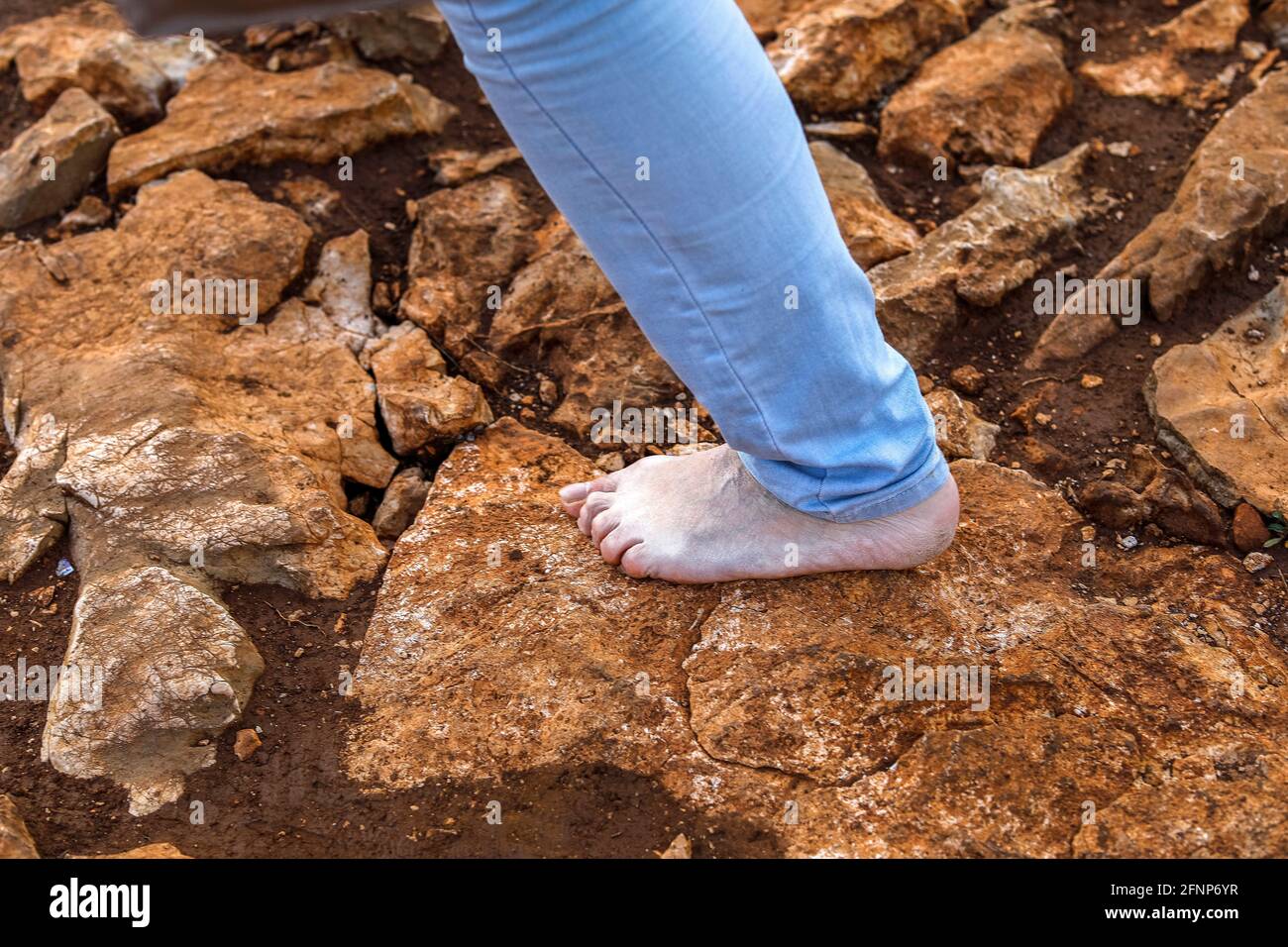 Pilger, der barfuß auf dem Hügel der Erscheinungen, Podbrdo, Medjugorje, Bosnien und Herzegowina geht Stockfoto