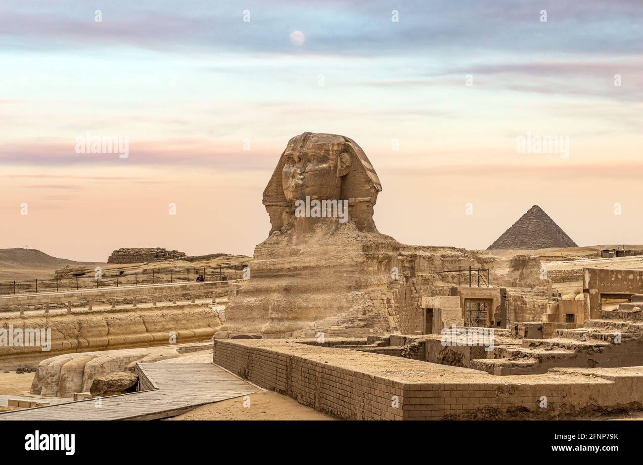 Ägyptisches Großsphinx-Ganzkörperportrait mit Kopf, Füßen mit allen Pyramiden von Menkaure, Khufu, Khufu im Hintergrund an einem klaren, blauen Himmelstag in Gizeh, Stockfoto