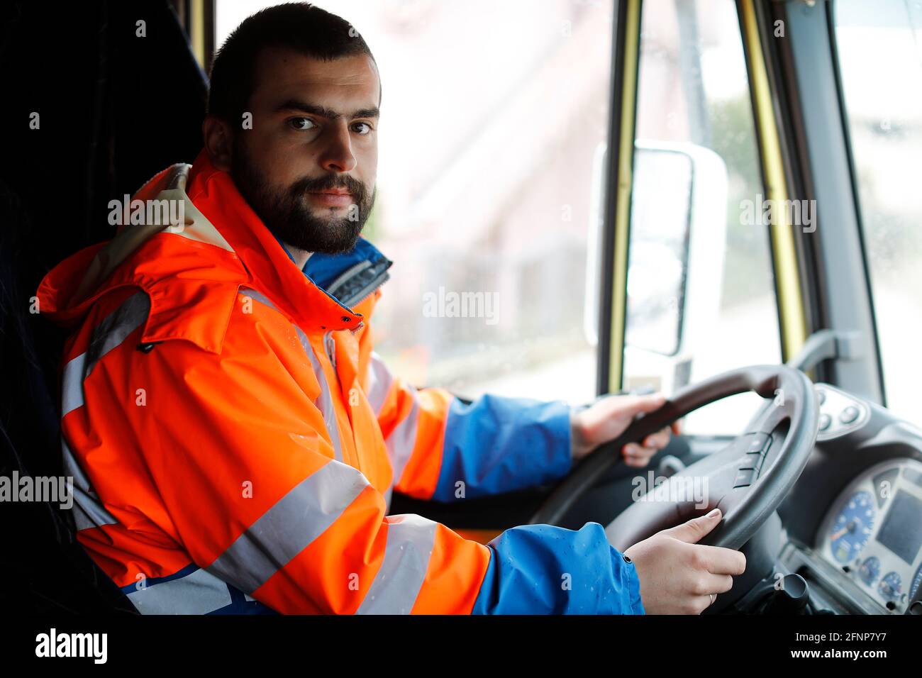 LKW-Fahrer sitzt in einem LKW in Nikcic, Montenegro Stockfoto