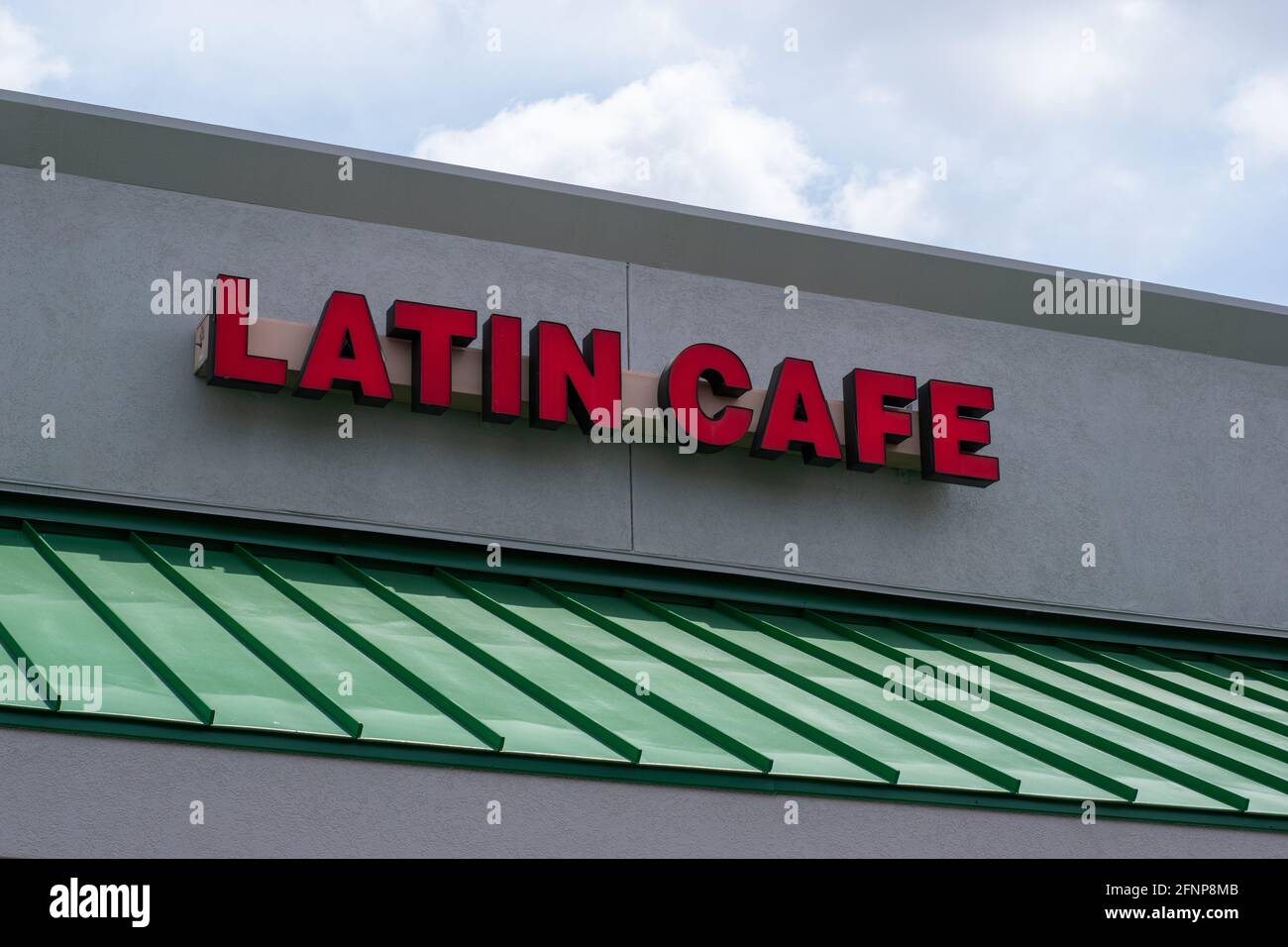 Generisches Latin Cafe Schild in einem Shopping plaza. Rotes Schild mit großen Buchstaben und Beleuchtung für gute Sicht bei Nacht. Stockfoto