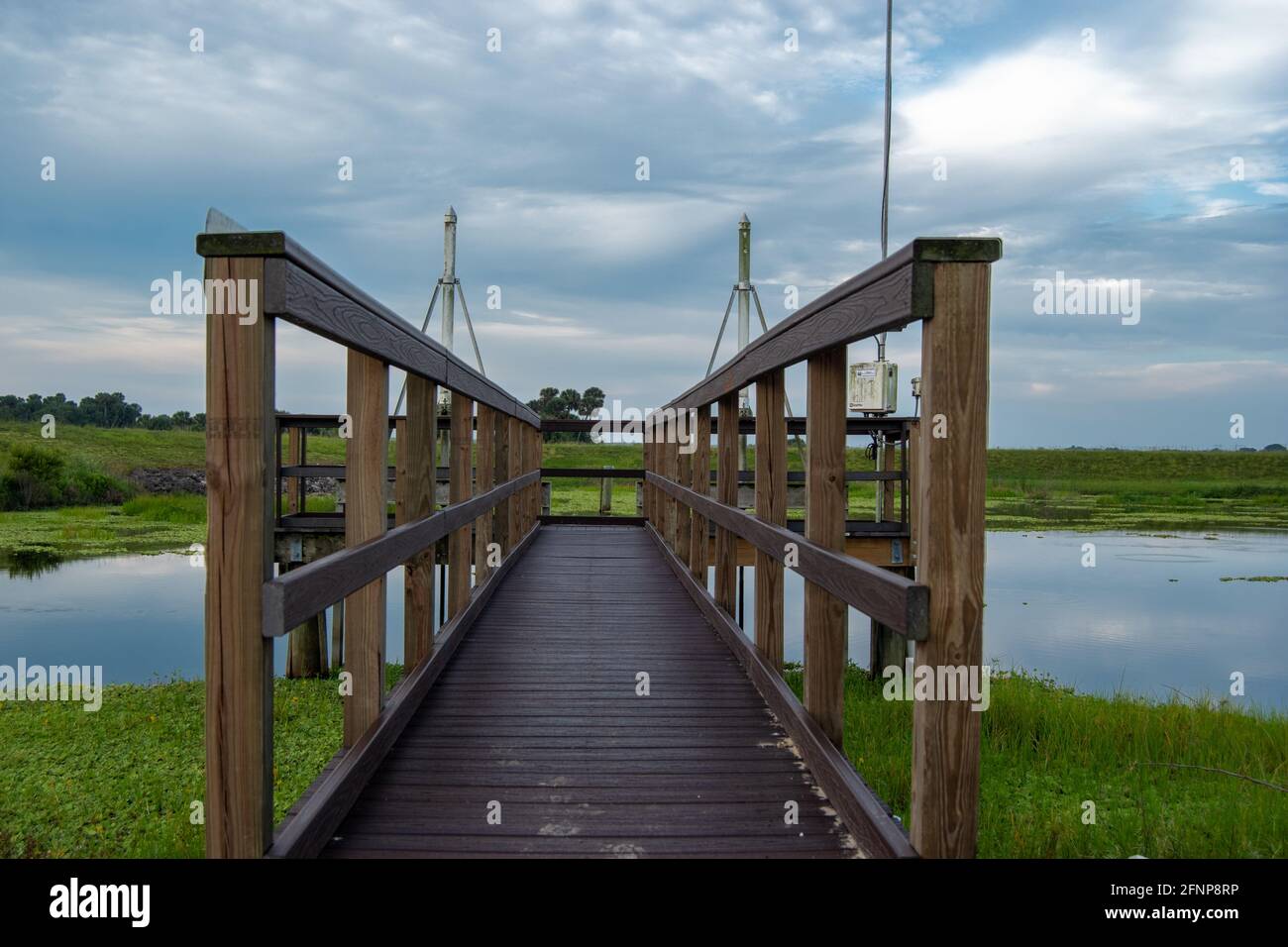 Ein Strandpromenade Observatorium im Fort Drum Marsh Conservation Area, einem Feuchtgebiet Naturschutzgebiet in Zentral-Florida. Stockfoto