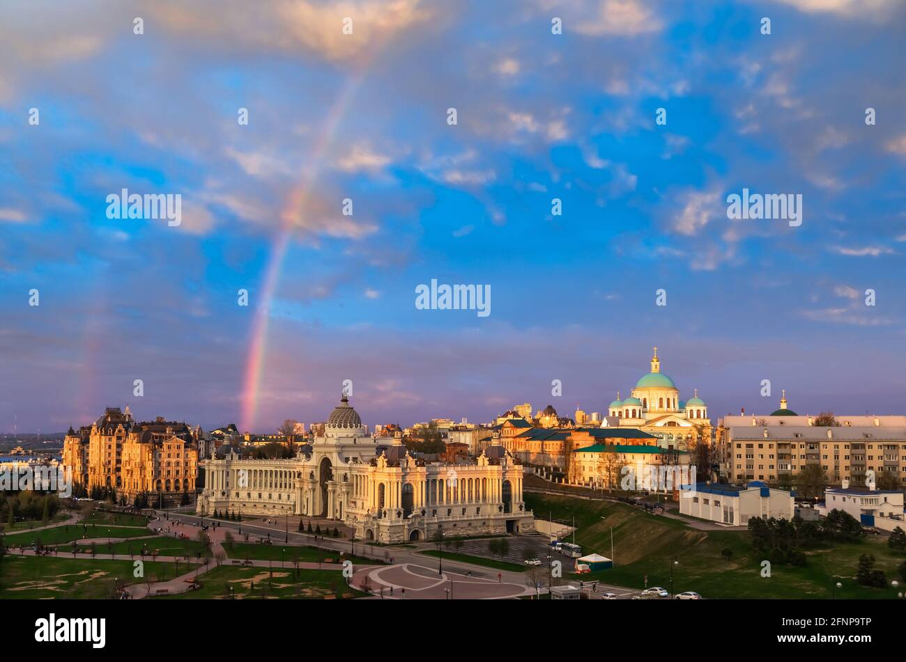 Kazan citycsape mit launischen Abendhimmel und Regenbogen über dem Ministerium für Landwirtschaft (Bauernpalast) aus dem Kazan Kreml gesehen. Kazan ist die c Stockfoto