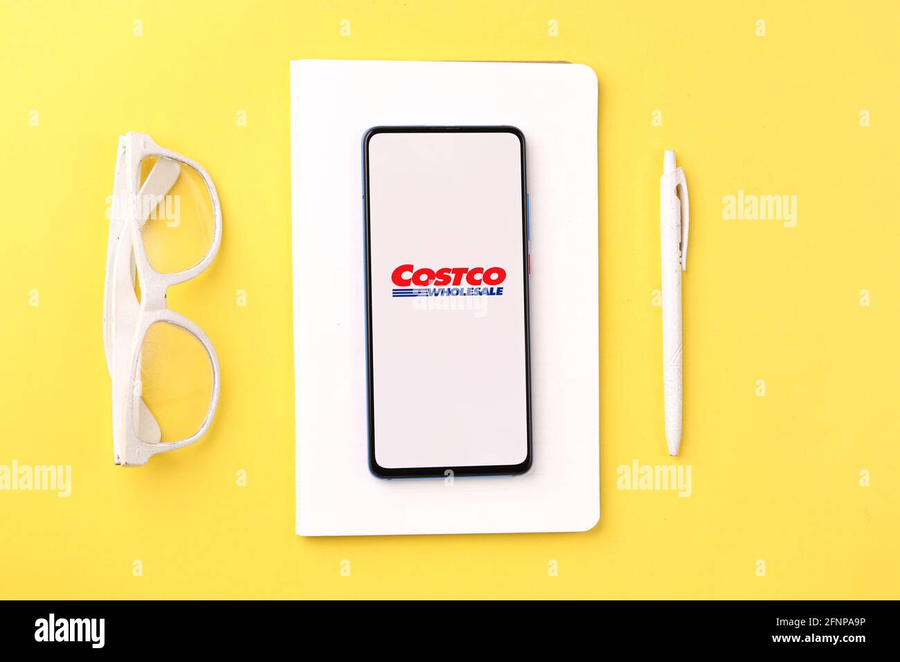 Assam, indien - 18. Mai 2021 : Costco-Logo auf dem Telefonbildschirm. Stockfoto
