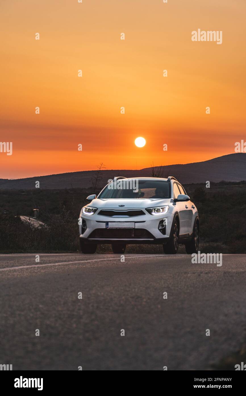 Kia Stonic Auto-Werbung in Sonnenuntergang Stockfoto