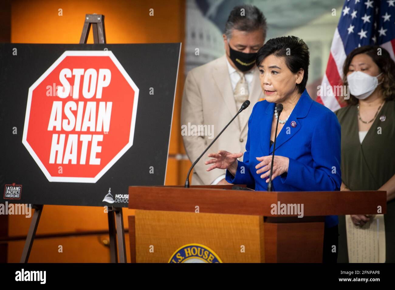 Die Vertreterin der Vereinigten Staaten, Judy Chu (Demokrat von Kalifornien), Mitte, wird von dem Vertreter der Vereinigten Staaten, Mark Takano (Demokrat von Kalifornien), links, Und die Vertreterin der Vereinigten Staaten, Grace Meng (Demokratin von New York), rechts, während sie am Dienstag, den 18. Mai 2021, auf einer Pressekonferenz im US-Kapitol in Washington, DC, Bemerkungen zum COVID-19 Hate Crimes Act macht. Kredit: Rod Lamkey/CNP /MediaPunch Stockfoto