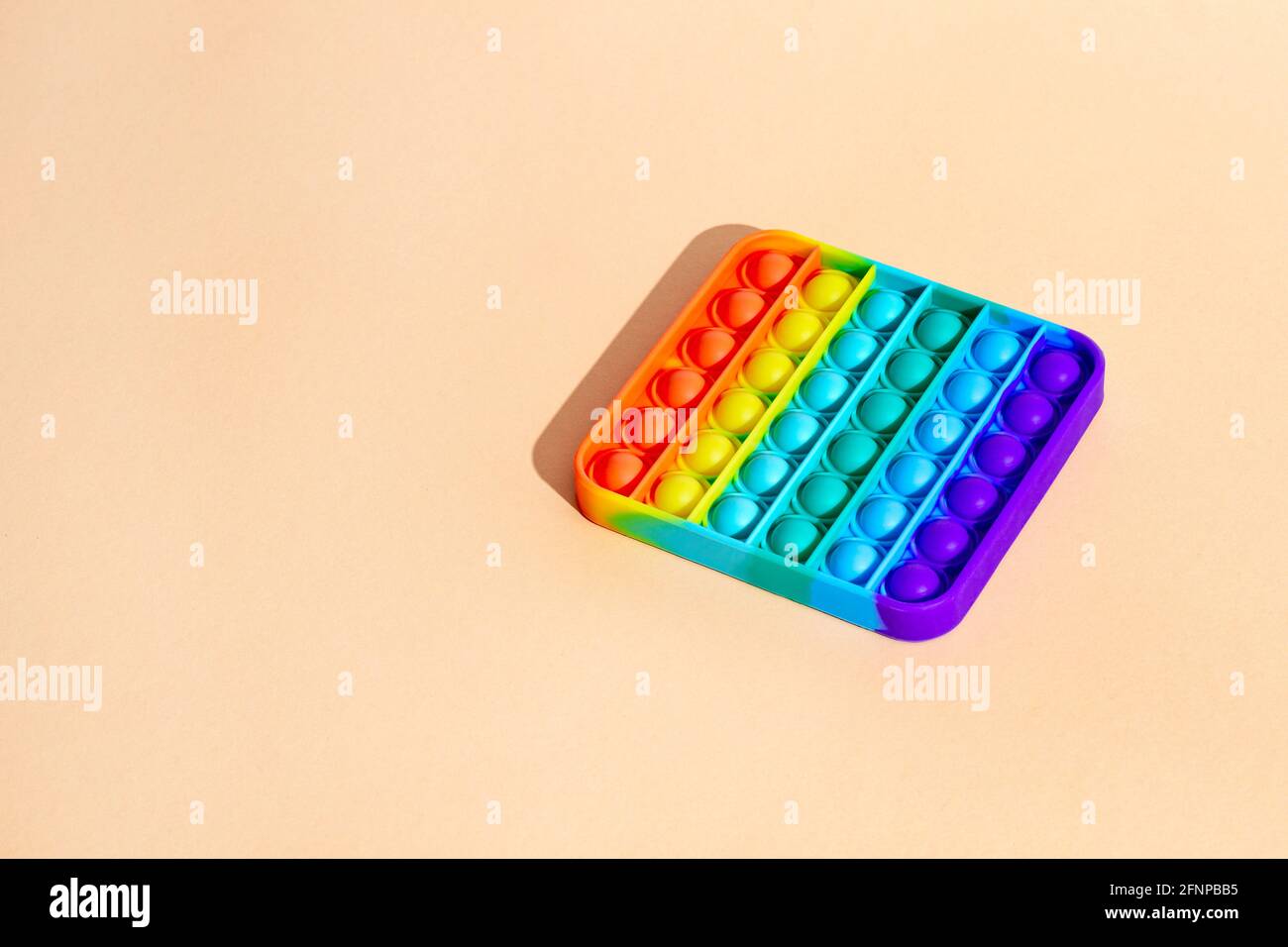 Anti Stress sensorische Fidget Push Pop Spielzeug. Makrobild. Schatten Stockfoto