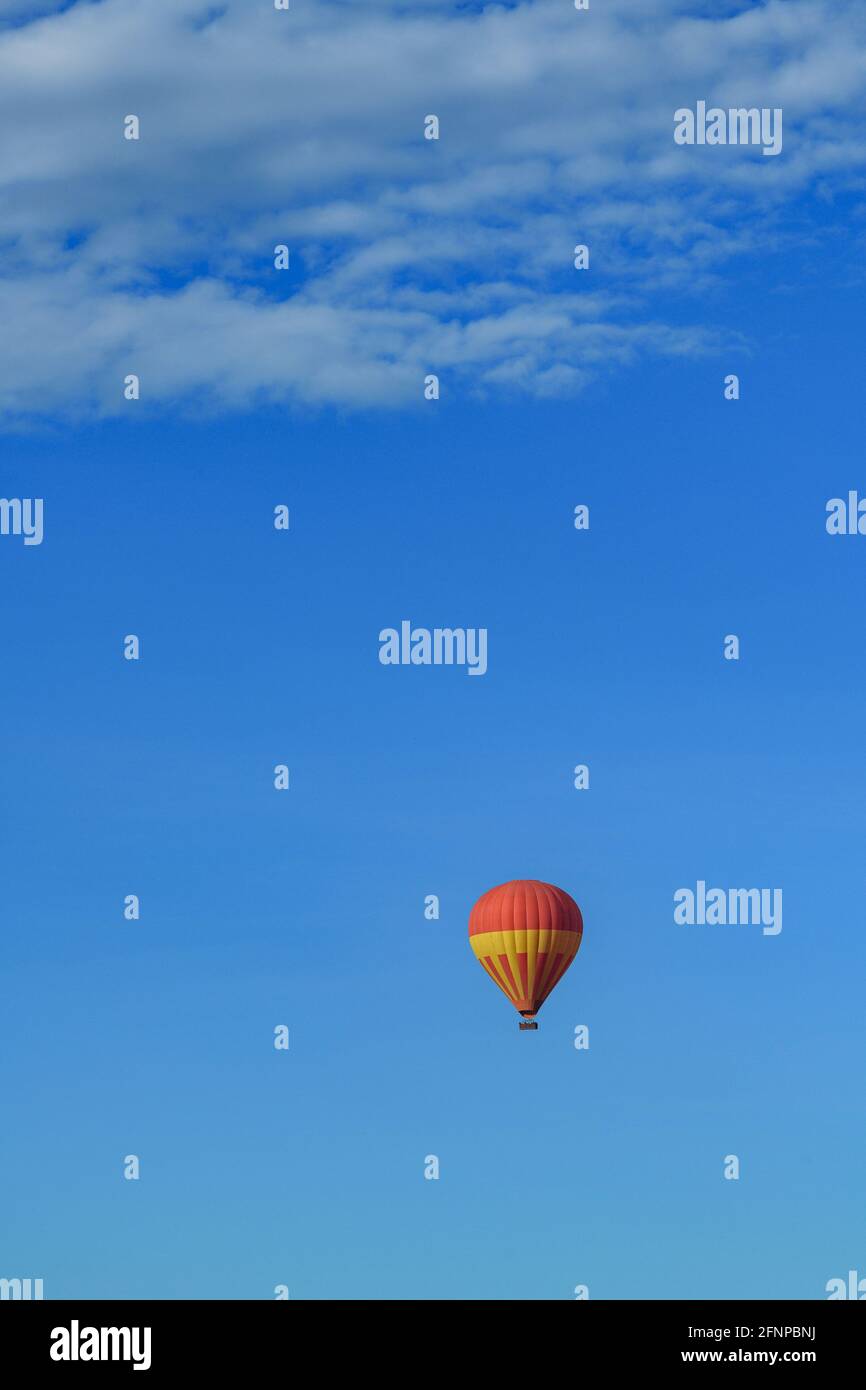 afrikanische masai mara Heißluftballonsafari im Morgenlicht Aus einem anderen Ballon in hellblauem Himmel mit Touristen Auf Ballonkorb Stockfoto