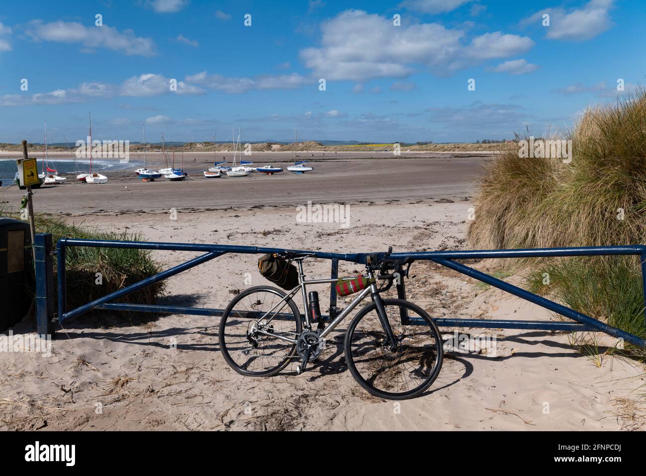 Ribble Cycle Titanrad, geparkt am Beadnell Beach, Northumberland, Großbritannien. Stockfoto