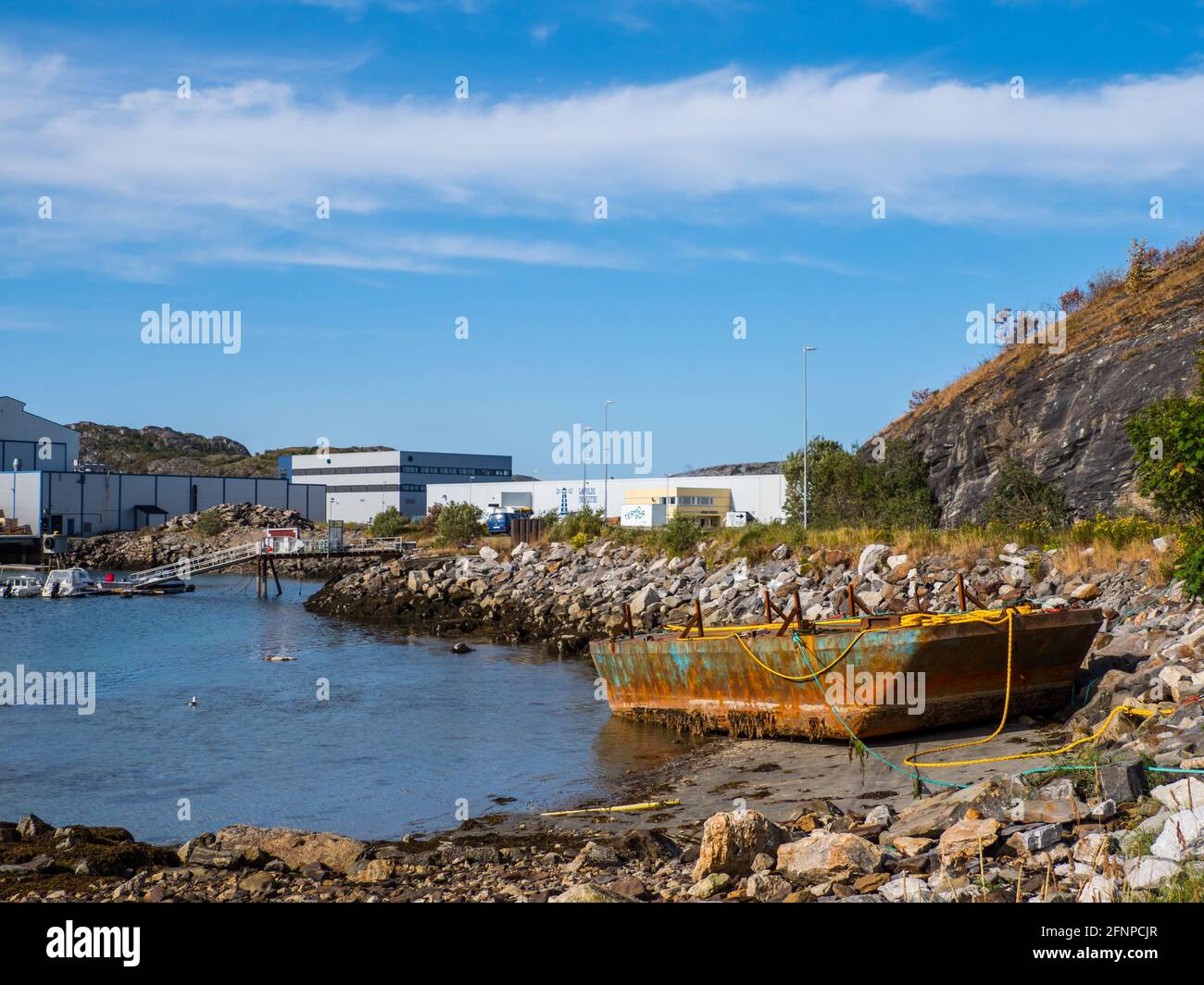 Ronvik Leira, Bodo, Norwegen - 18. August 2019: Rostiger Kahn am Ufer des Fjords in der Nähe des Hafens. Der Yachthafen befindet sich im Hafen von Bodo. Nord Stockfoto