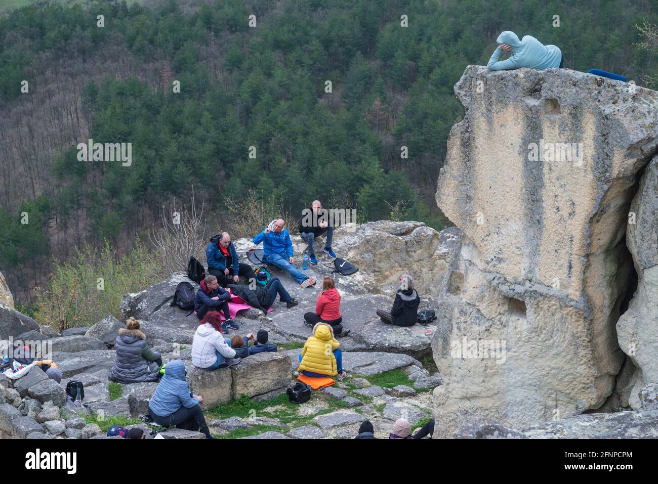 Perperikon, Bulgarien - April 24 2021: Touristen hören ihrem Führer in der antiken Stadt Perperikon zu Stockfoto