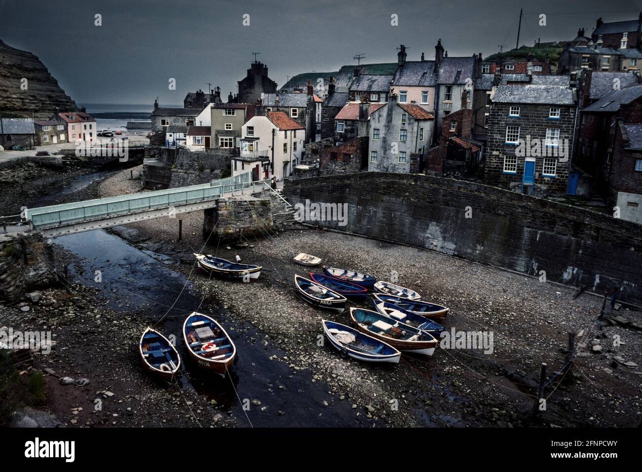 Staithes Hafen mit traditionellen Kopfsteinpflasterfischern Yorkshire 1979 Stockfoto