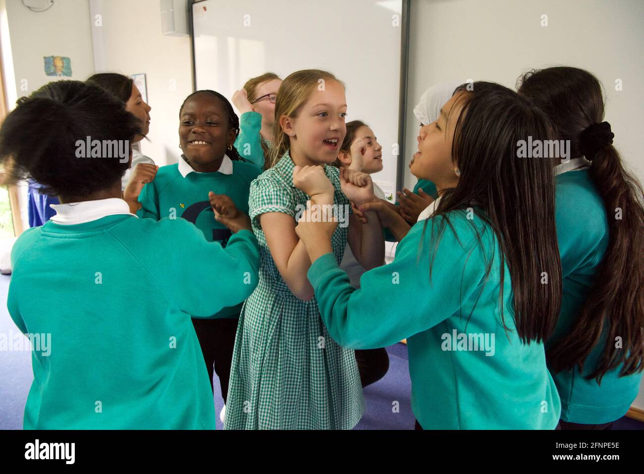 Schauspielunterricht in der multikulturellen Londoner Grundschule Stockfoto