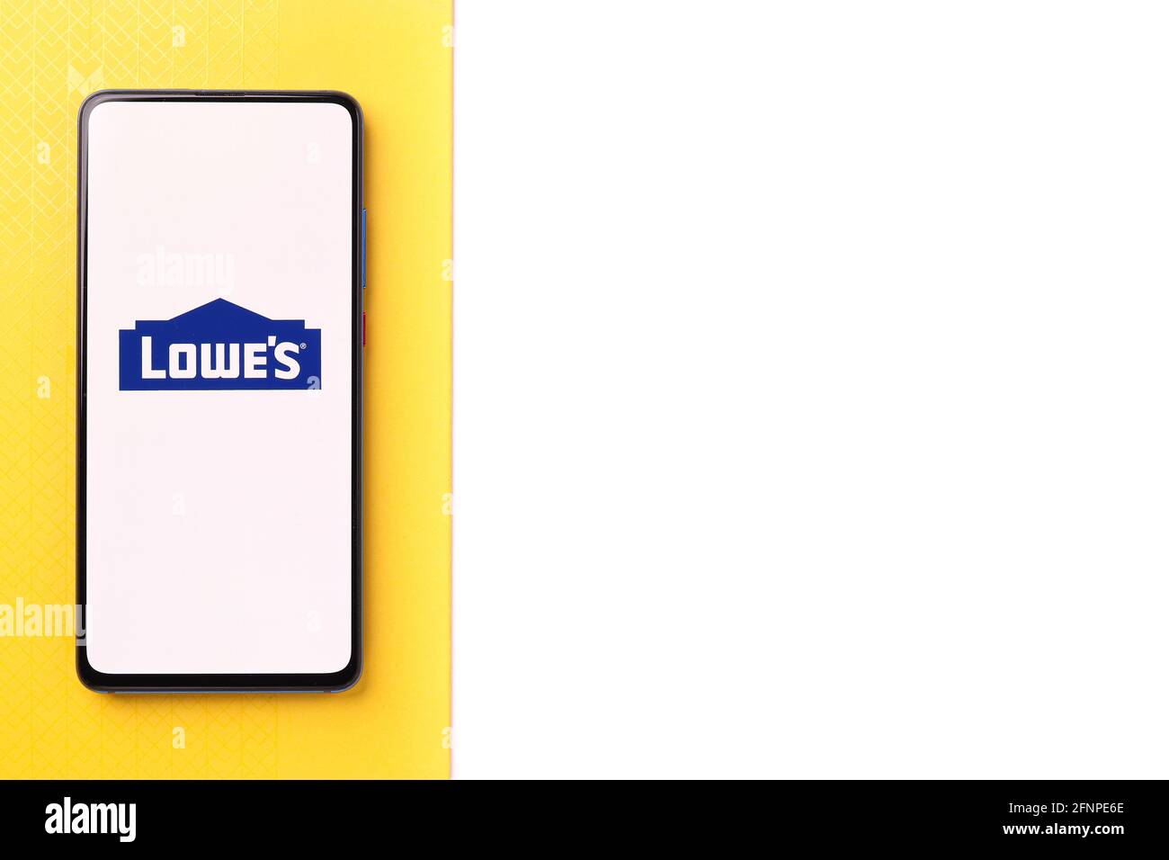 Assam, indien - 18. Mai 2021 : Lowes Logo auf dem Telefonbildschirm. Stockfoto