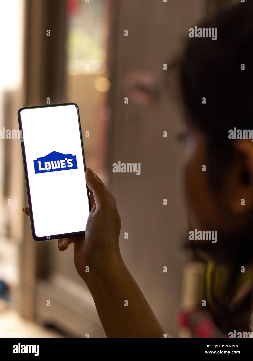 Assam, indien - 18. Mai 2021 : Lowes Logo auf dem Telefonbildschirm. Stockfoto