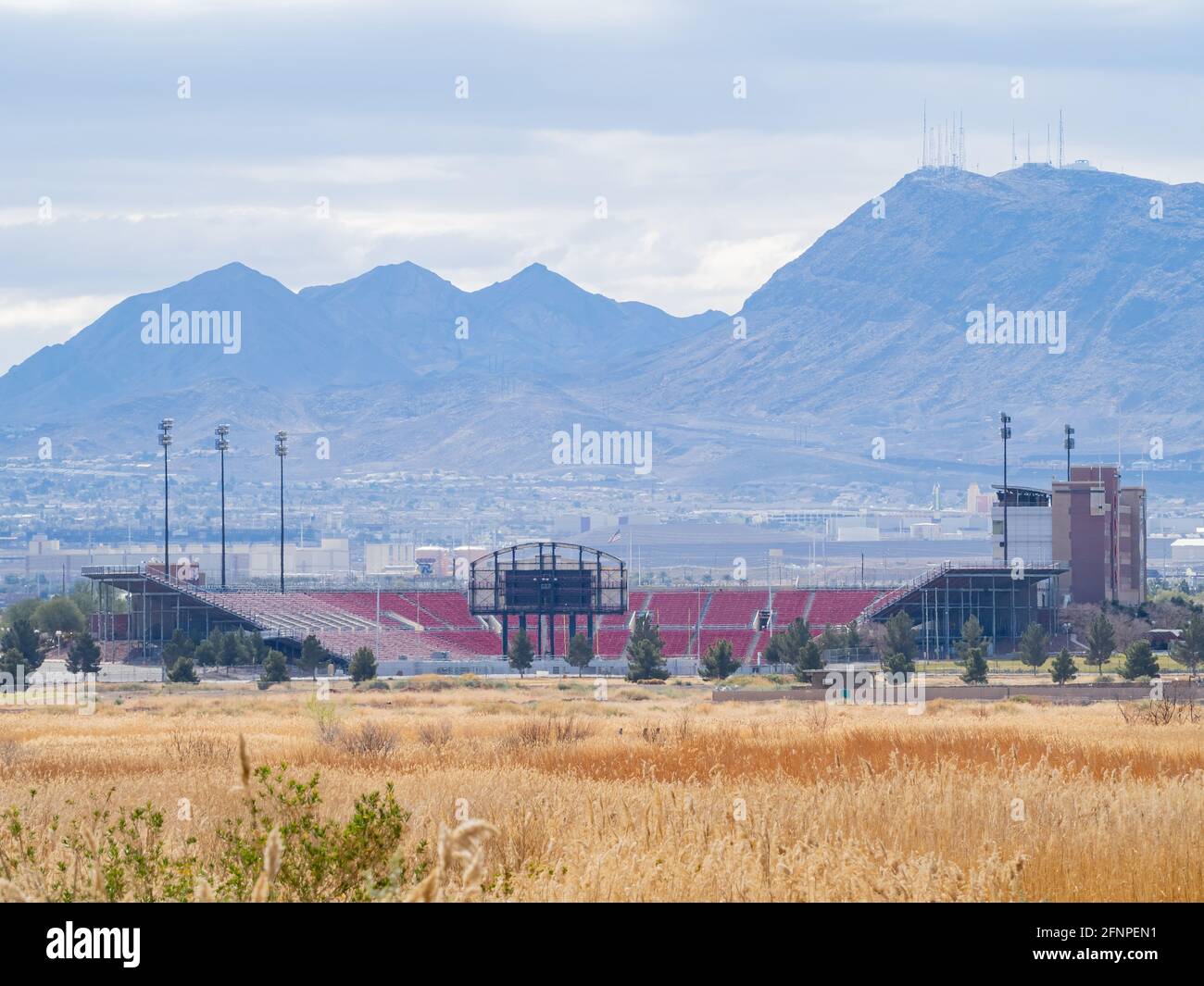 Las Vegas, 26. FEB 2021 - sonnige Aussicht auf das Sam Boyd Stadium in der Nähe des Feuchtgebiets Parks Stockfoto